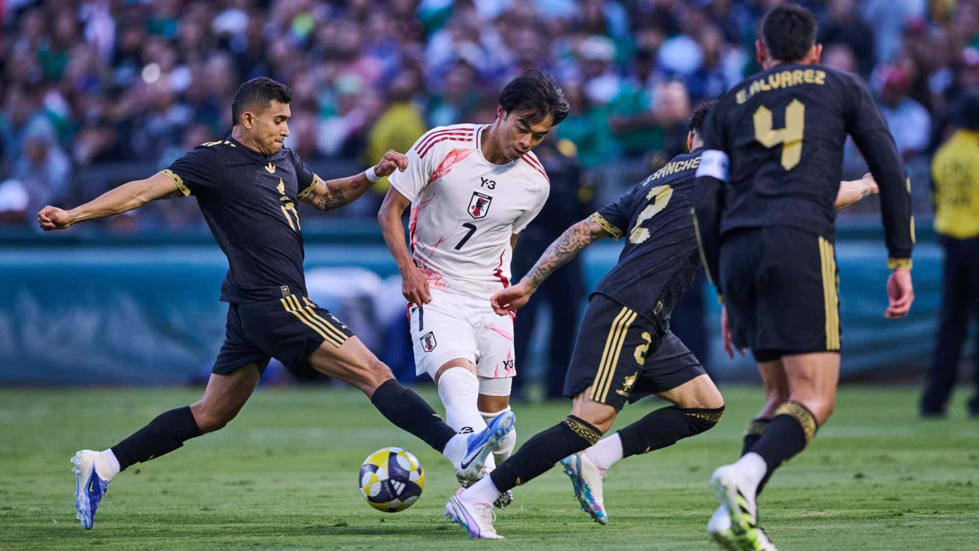 Jugadores de la selección de Japón enfrentando a México