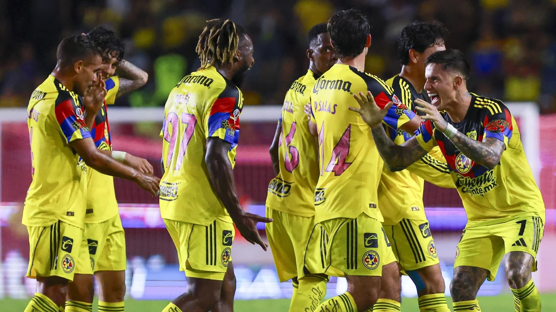 Jugadores del Club América durante el partido ante Mazatlán