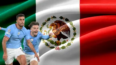 Jugadores del Manchester City junto a la bandera de México / FOTO AFP
