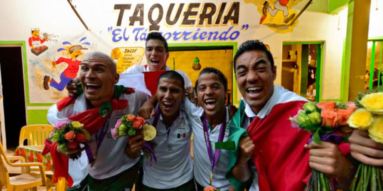 Jugadores del Tri en taquería / FOTO FUTBOL TOTAL