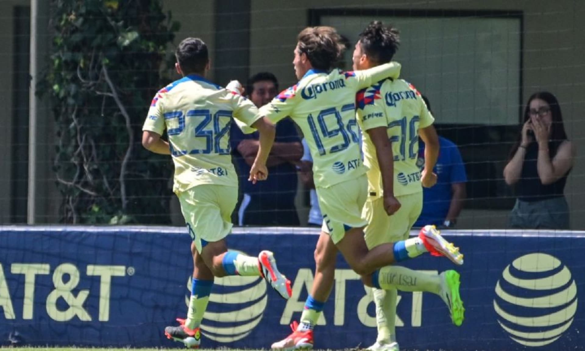 Jugadores juveniles de Club América festejan gol en un partido de menores (Fuente: Pasión Águila)