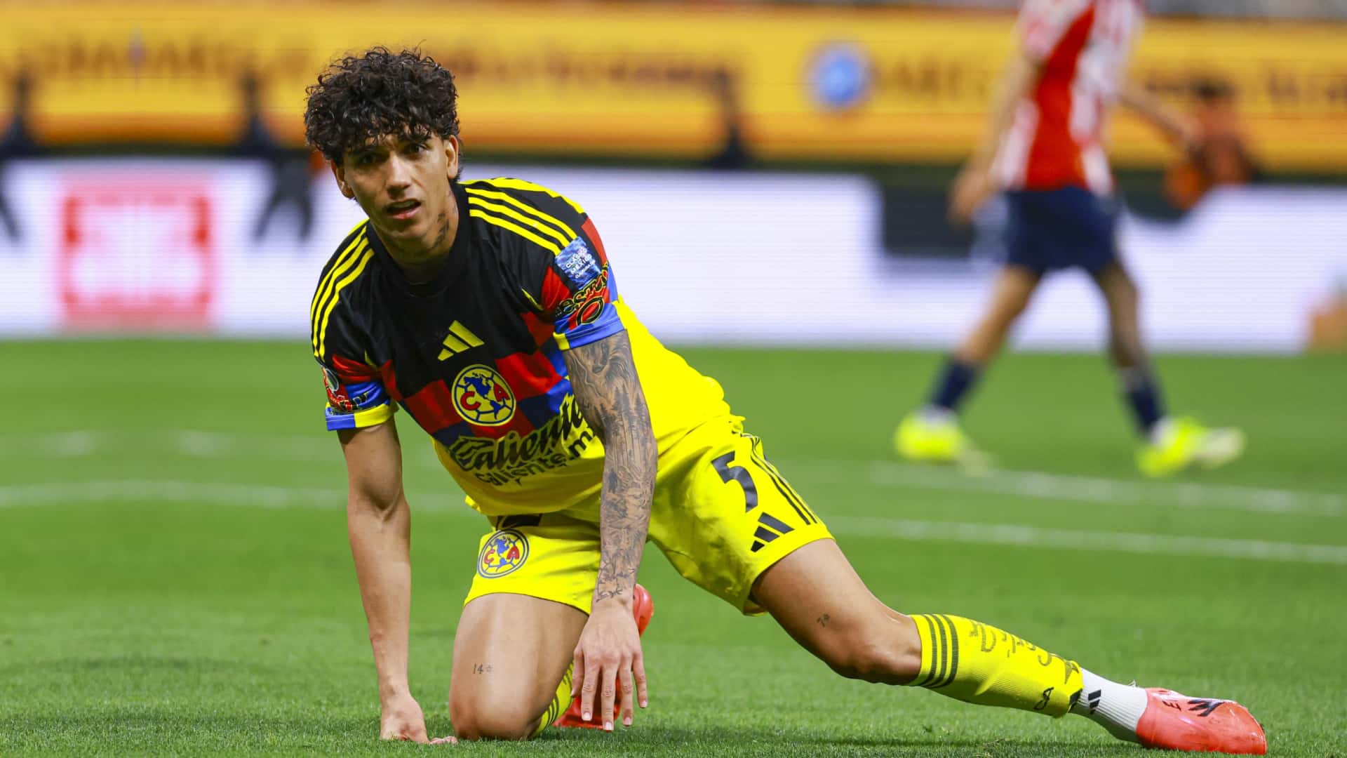 Kevin Álvarez durante el partido entre Chivas y América