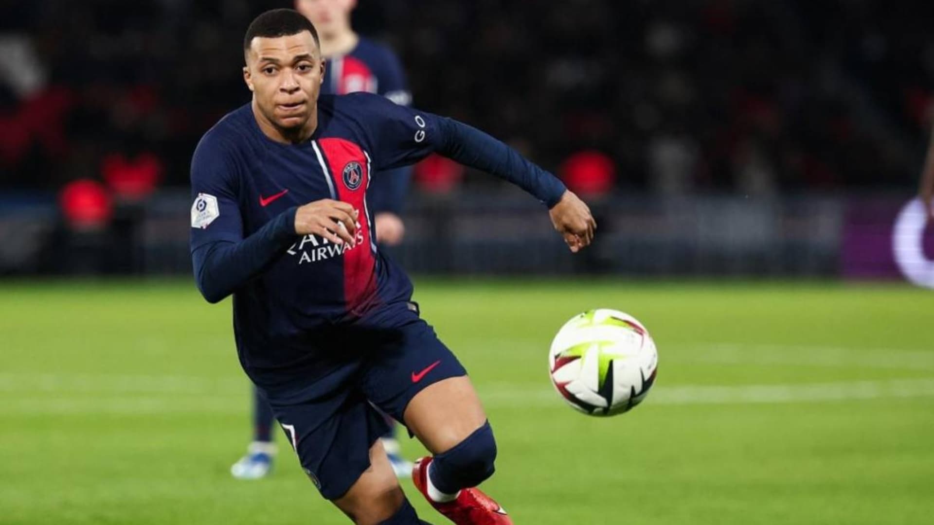 Kylian Mbappé con la camiseta del PSG (Foto: Revista Estrategia y Negro)