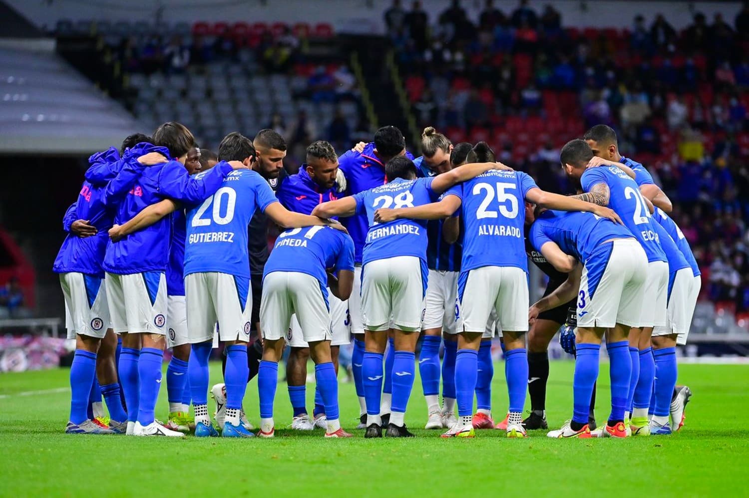 La afición de Cruz Azul ha sido una las peor portadas durante el presente Apertura 2021, es por eso que el club recibiría una sanción por parte de la Liga MX.