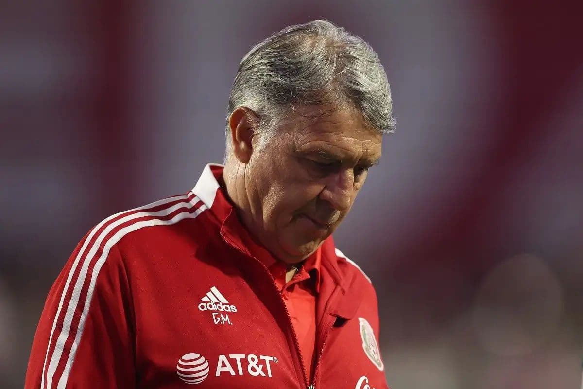 La ausencia del entrenador del Tri en pleno campeonato mexicano ha enfurecido a aficionados y prensa por igual