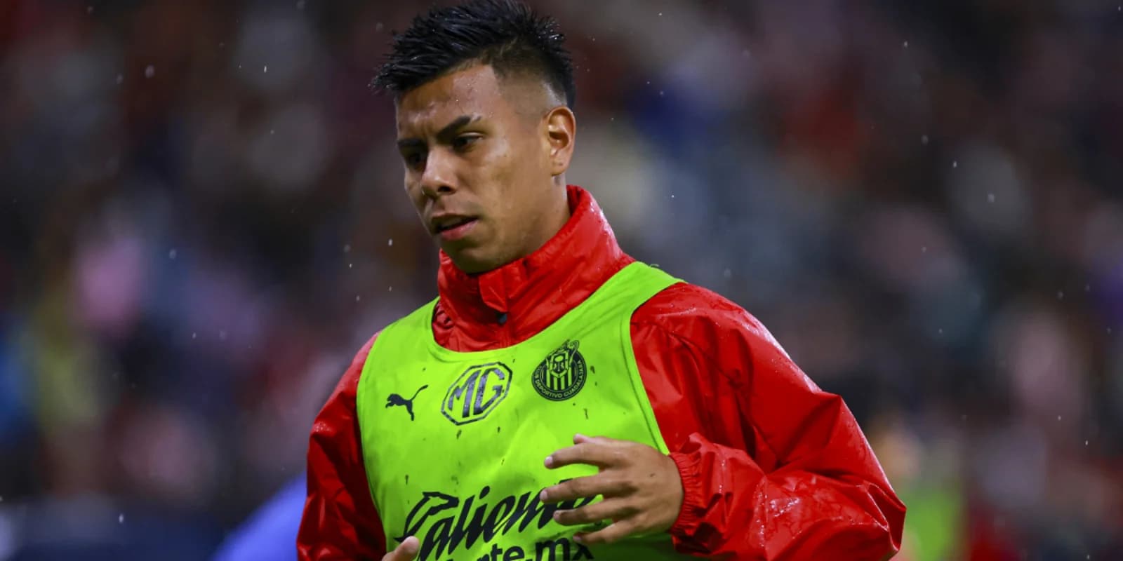 La intensidad y concentración de un jugador de Chivas que ilusiona a la afición por las coincidencias que hay para conseguir la 13
