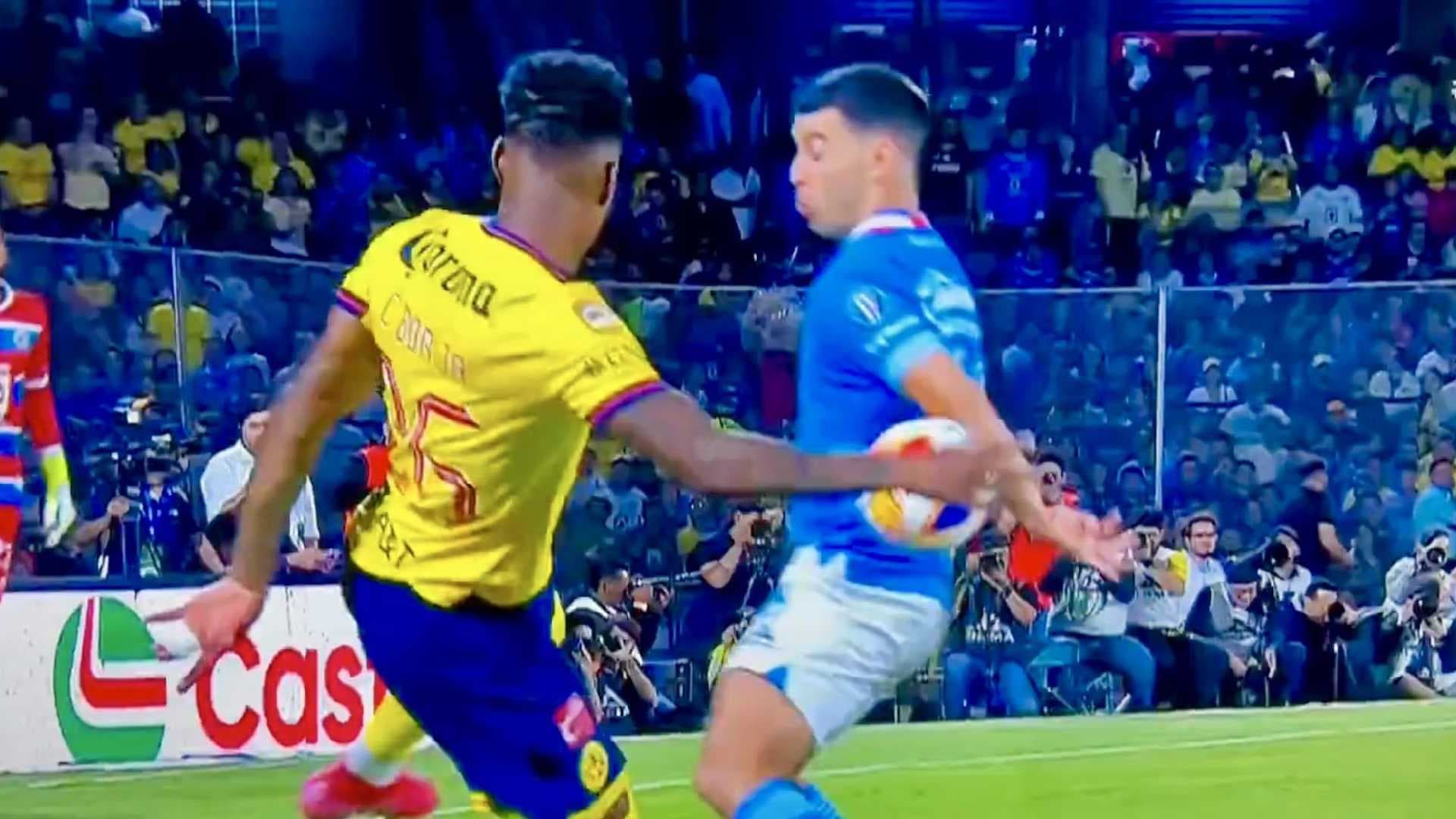 La jugada polémica en el Cruz Azul vs América (Foto: MEXSPORT)