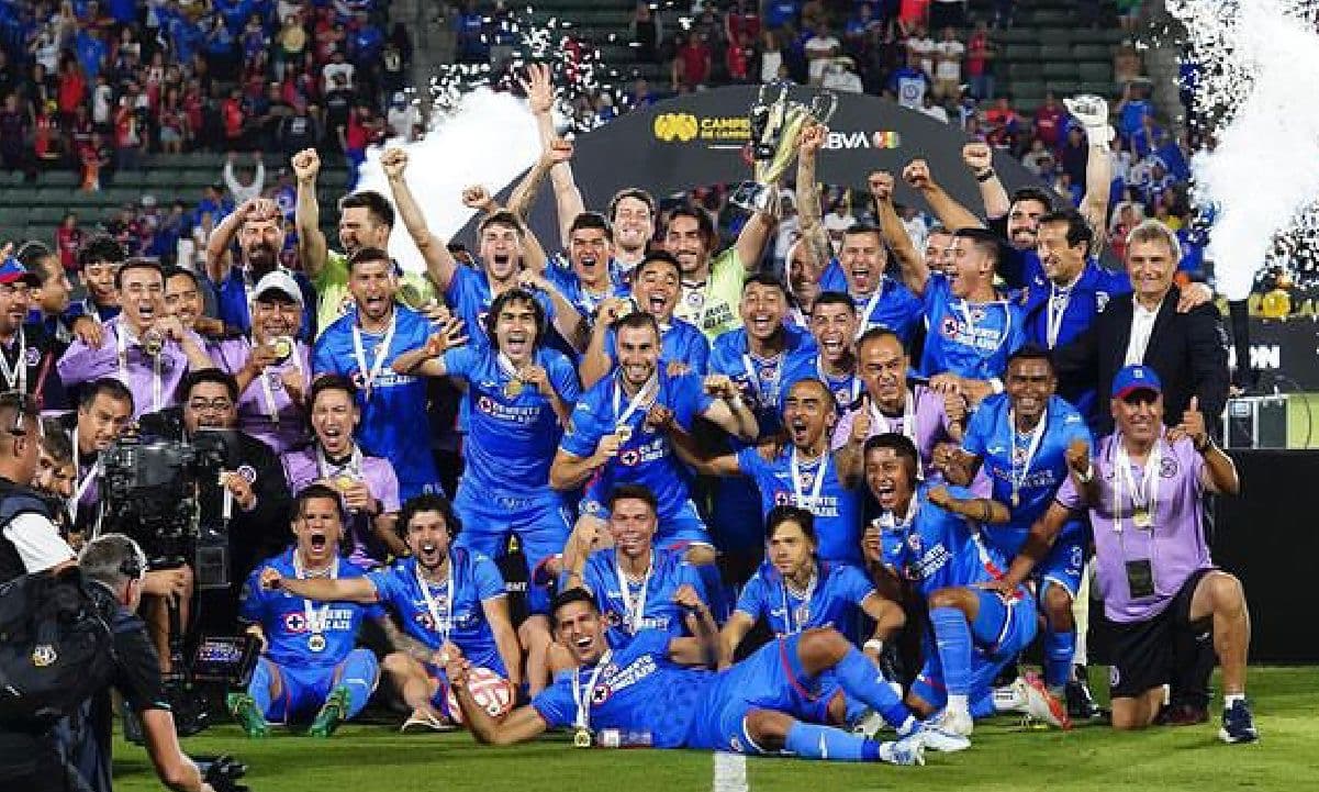 La Máquina levanta una nueva copa.