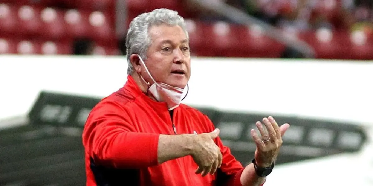 La salida de Alexis Vega y demás movimientos en el partido de Chivas trajo diversas críticas para el técnico Vucetich.