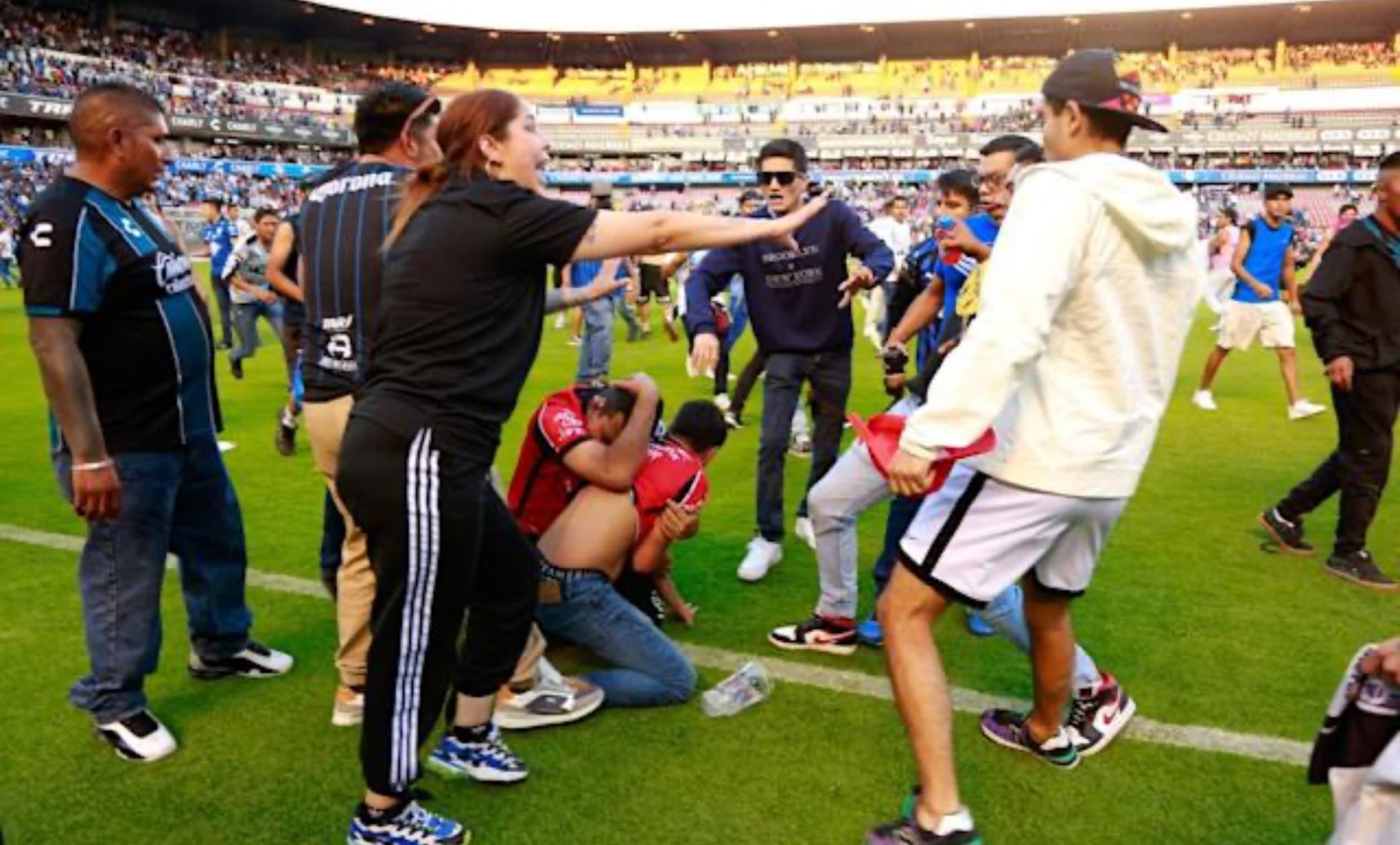 Lamentablemente se vivió actos de violencia dentro del estadio de La Corregidora.