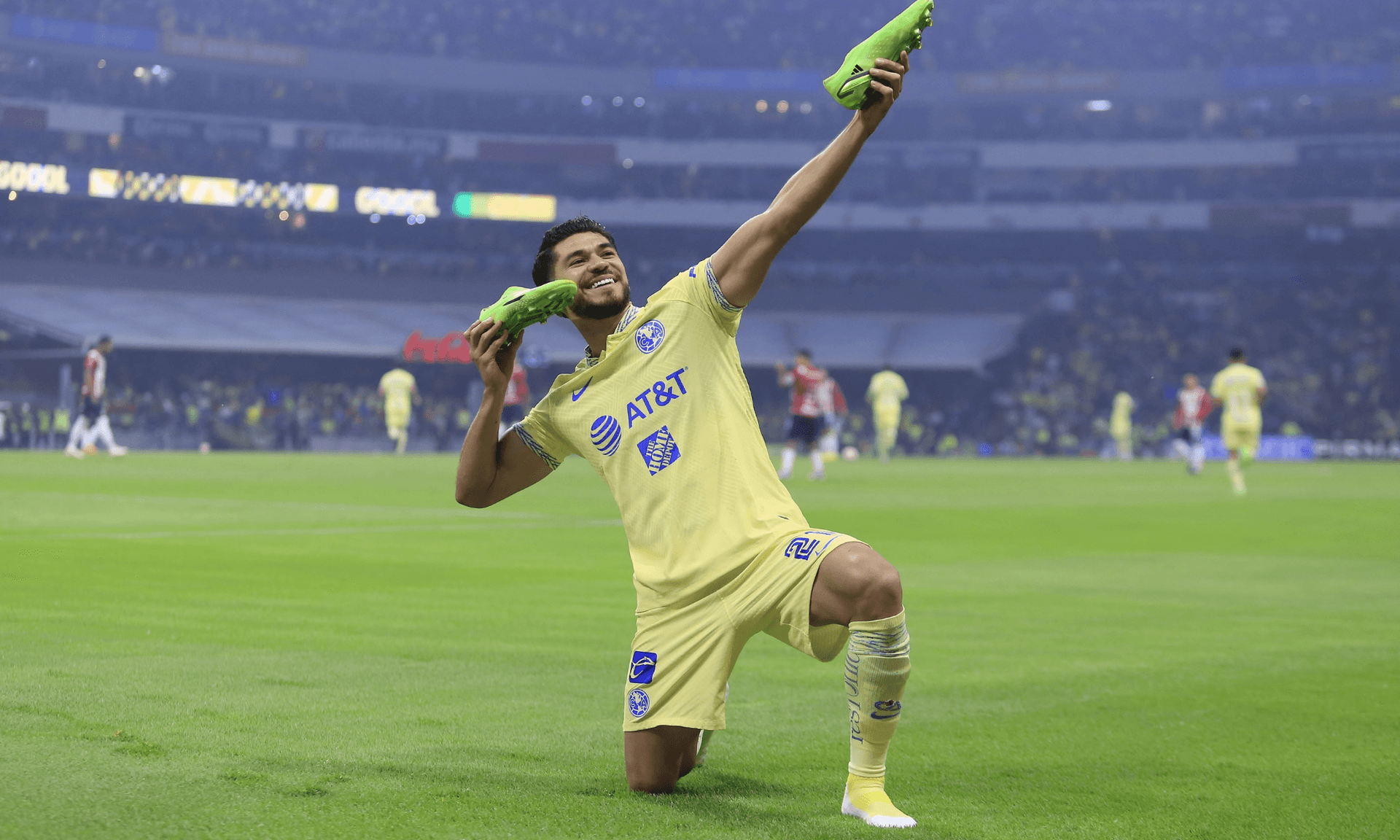 Las Águilas del América se llevaron el Clásico Nacional en el Estadio Azteca