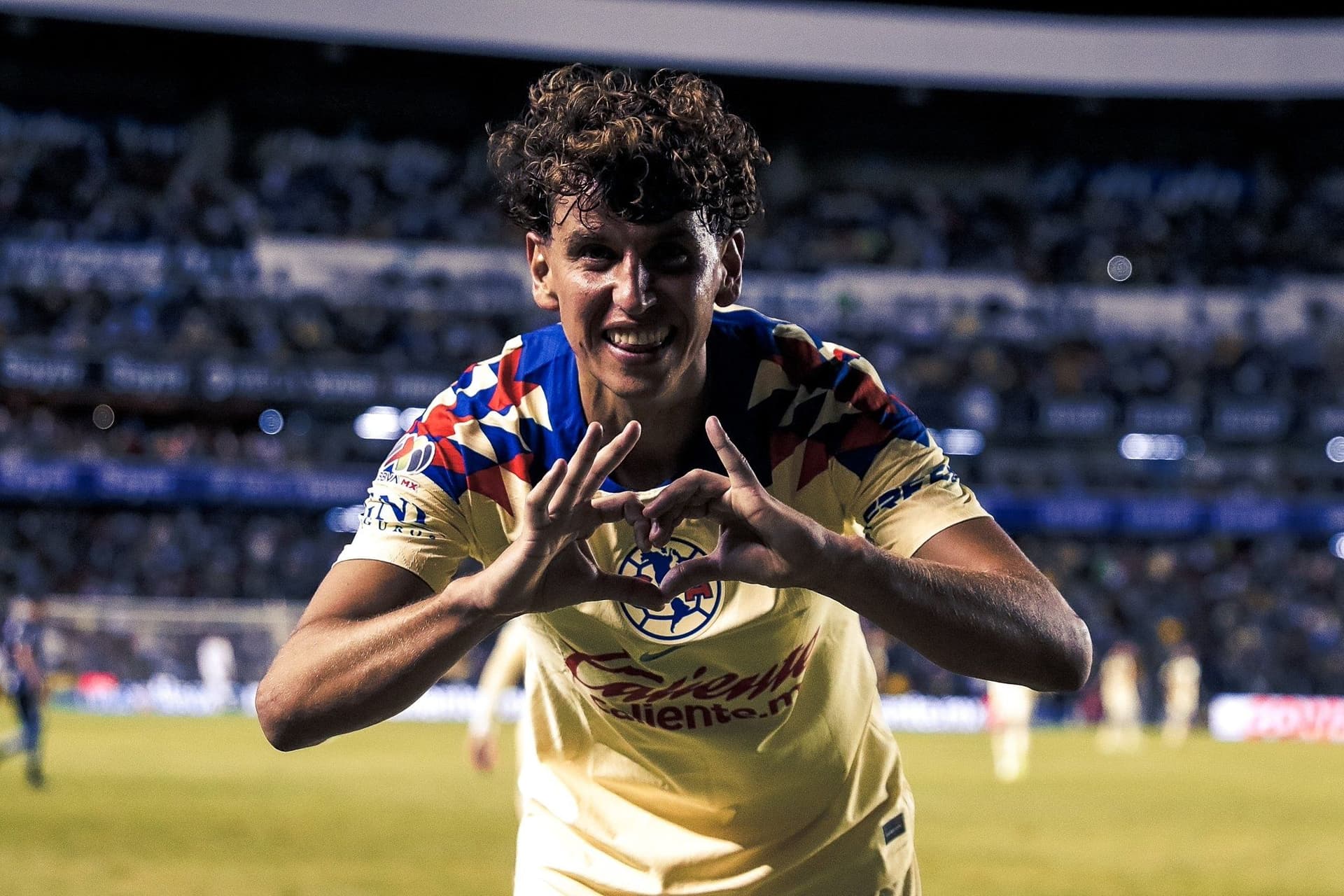 Las Águilas estrenarán su corona frente a su afición recibiendo a los Gallos Blancos.