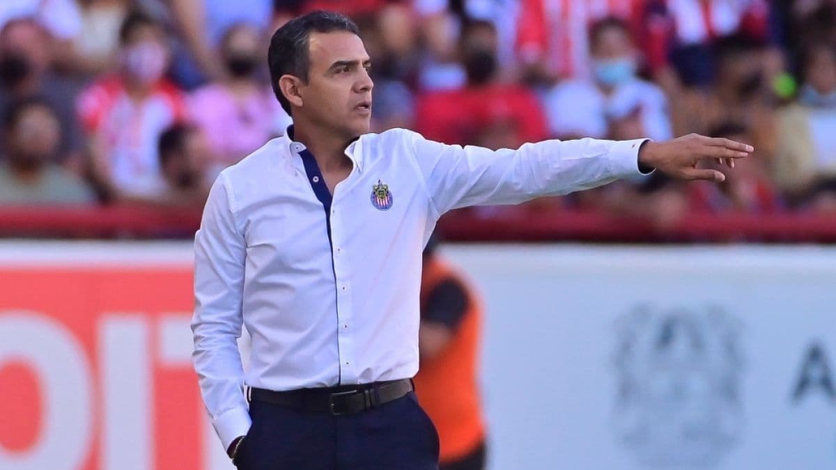 Las cosas en Chivas se tornan complicadas.