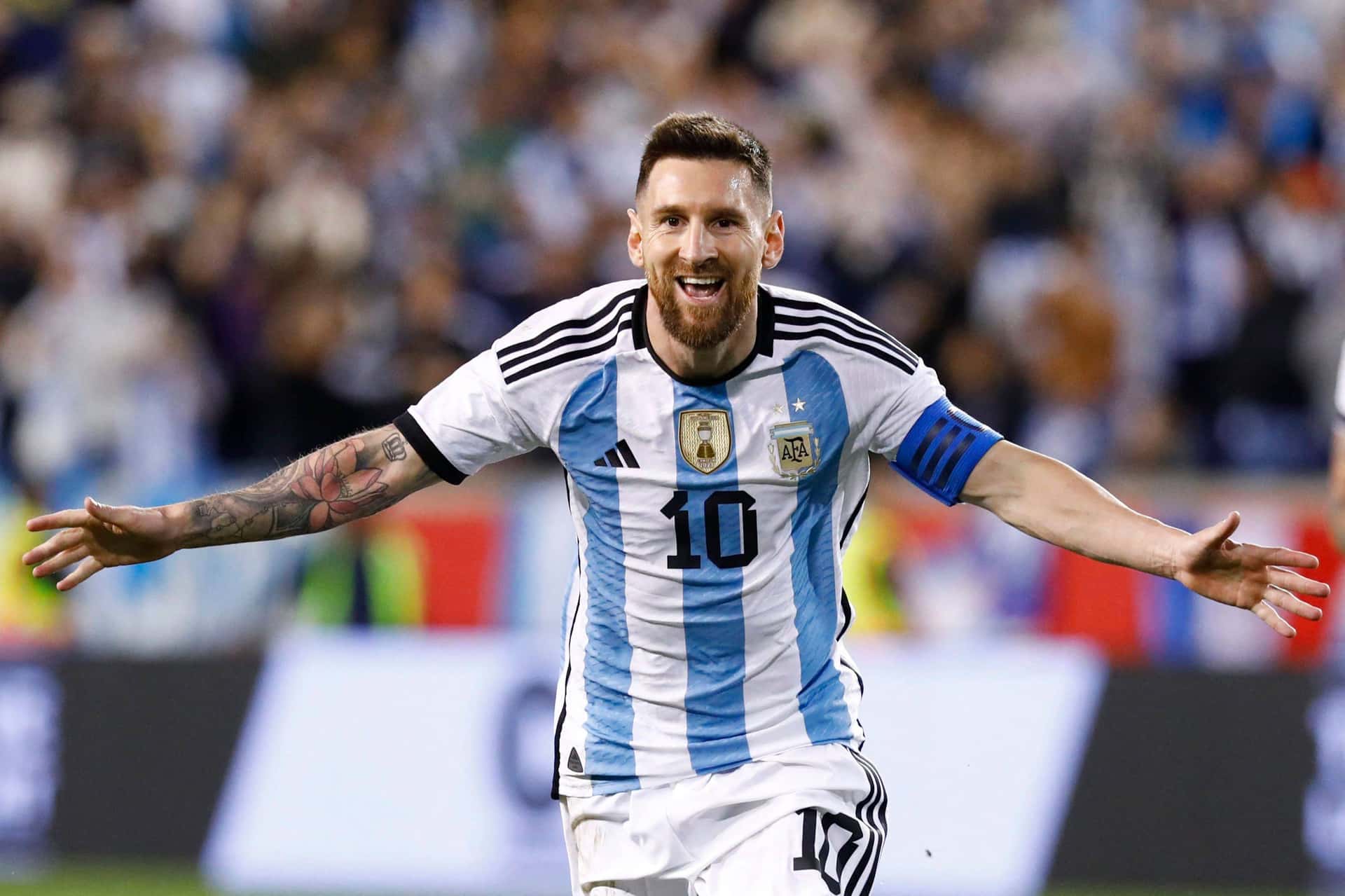 Leo Messi sonrié tras enterarse de que Scaloni seguirá siendo entrenador de Argentina