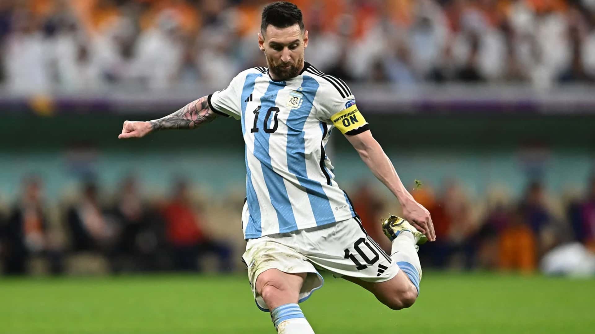 Leonel Messi en medio de un partido. (Foto: Britannica)