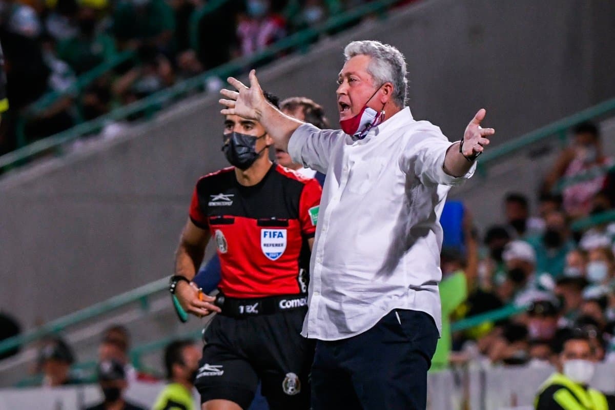 Los aficionados de Chivas no están conformes con el trabajo realizado por los de Víctor Manuel Vucetich este año, ya que en el Guard1anes 2021 terminó de la peor manera, y de los últimos 10 partidos en el Akron solo ha ganado 2. Conoce cuáles son las principales demandas de los fanáticos.