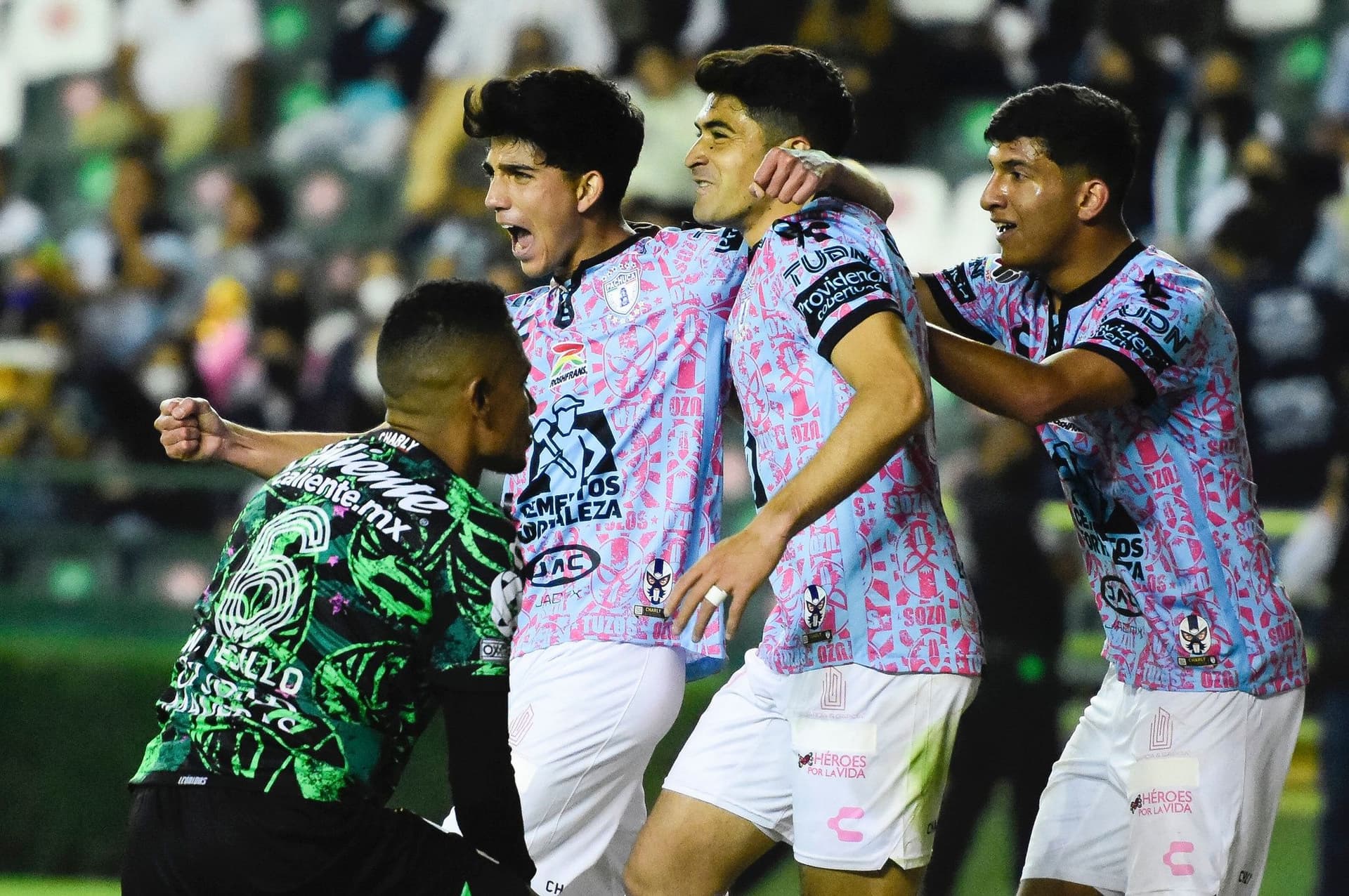 Los campeones llegan como los favoritos.