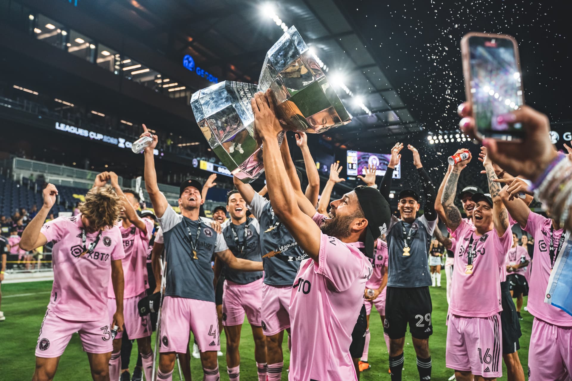 Los jugadores de Inter Miami festejan con el trofeo de la Leagues Cup (Foto: Inter Miami).