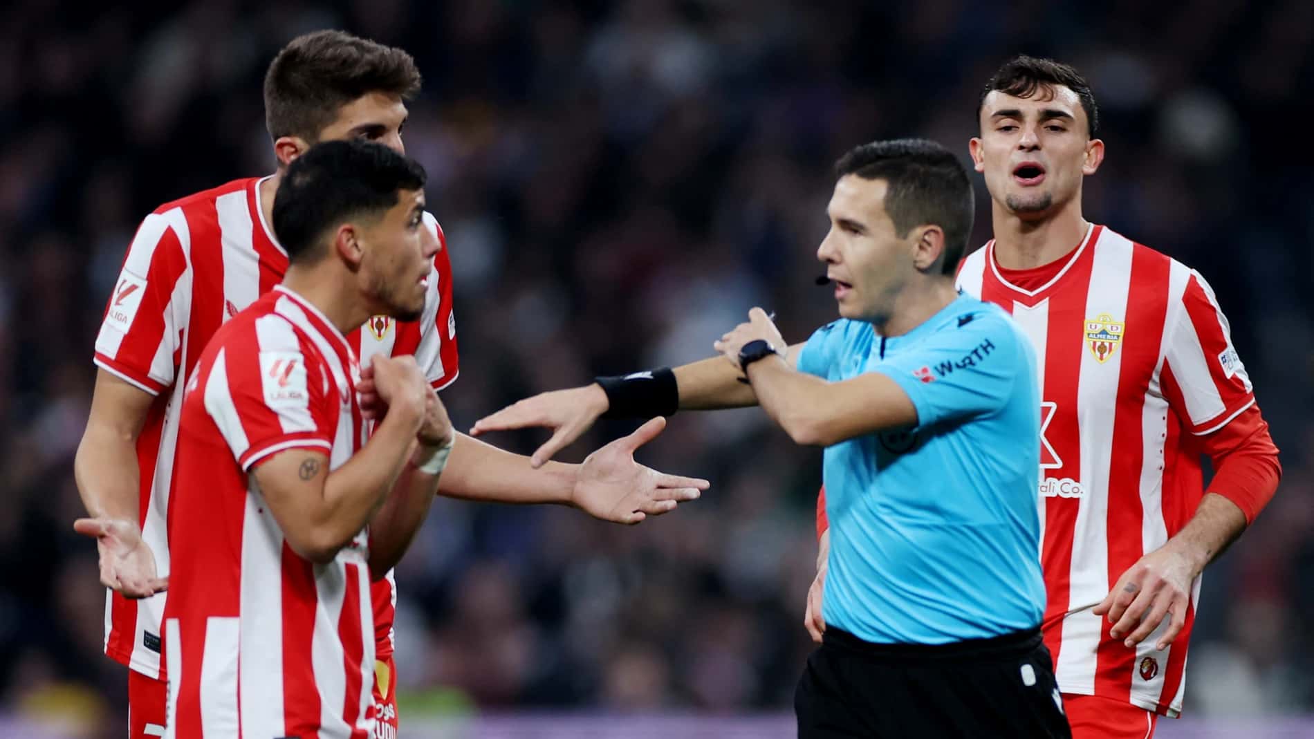 Los jugadorse del Almería se sintieron perjudicados por la terna arbitral durante el partido
