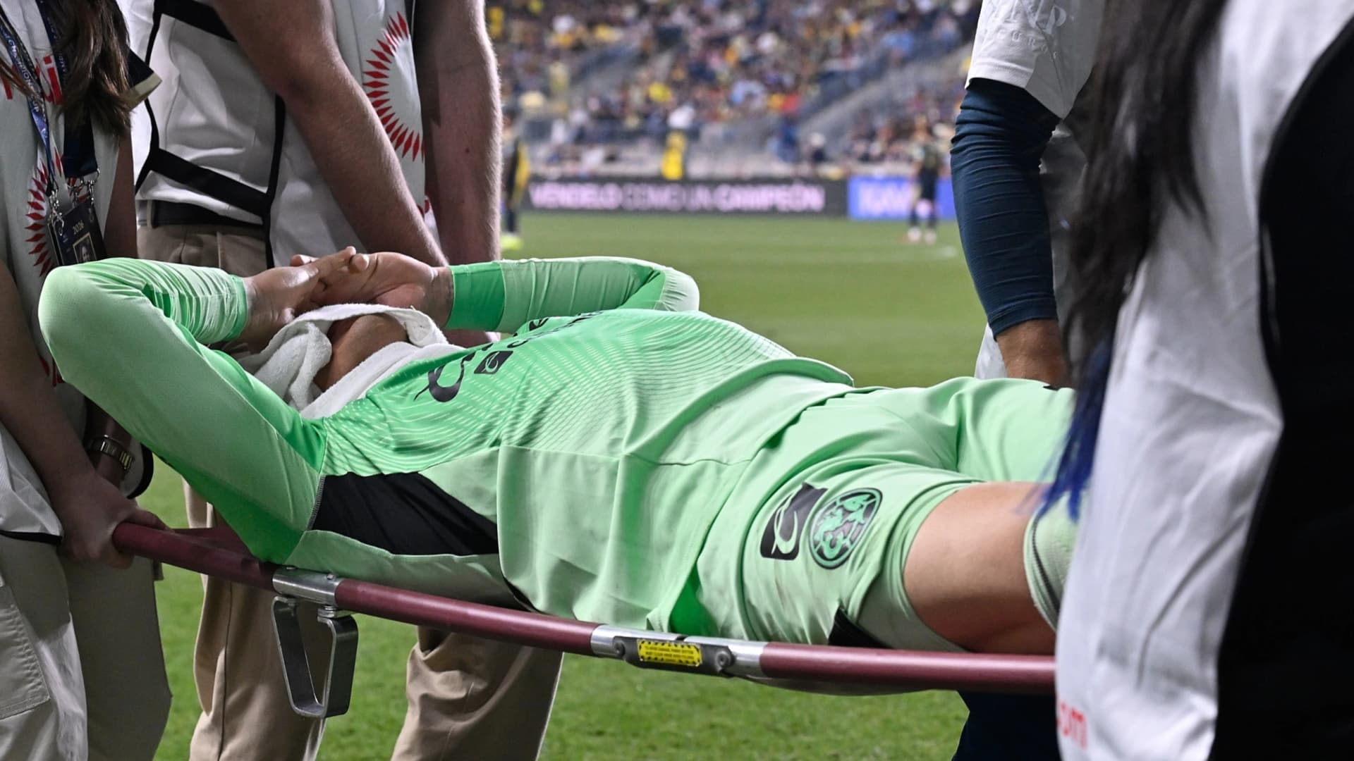 Luis Ángel Malagón saliendo lesionado en el Club América