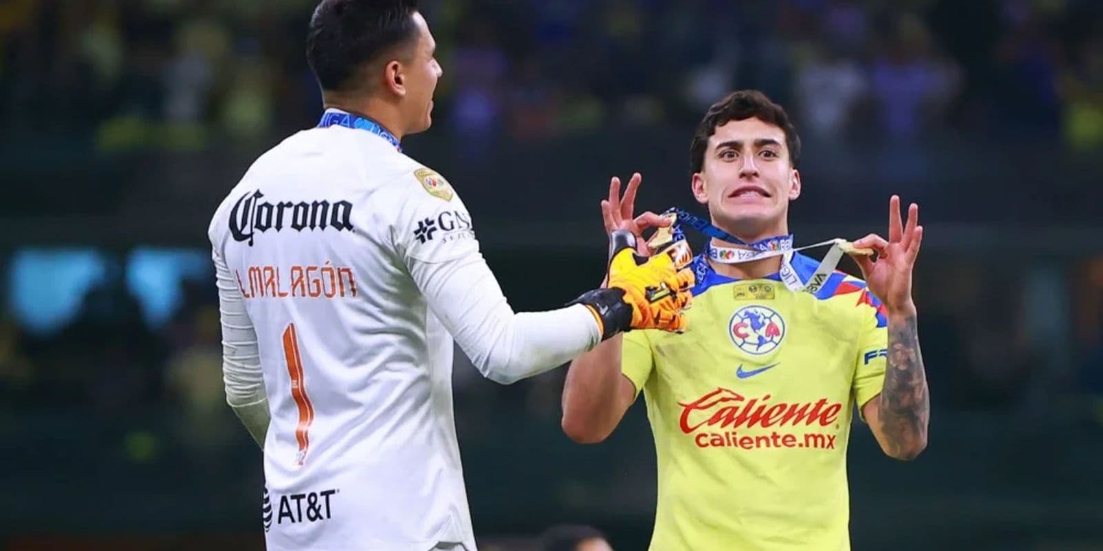 Luis Ángel Malagón y Alejandro Zendejas festejando el título del Club América (Foto: Mexsport)