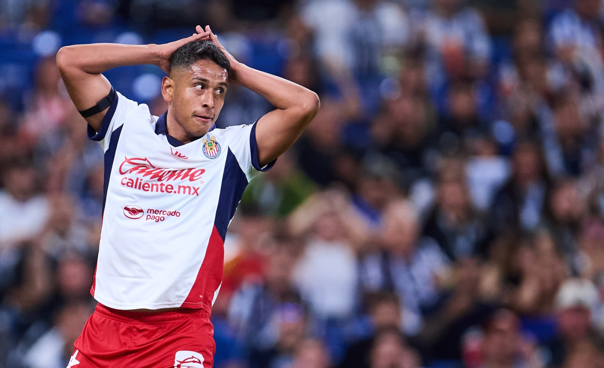 Luis Romo falla una acción con Chivas (Fuente: Mexsports)