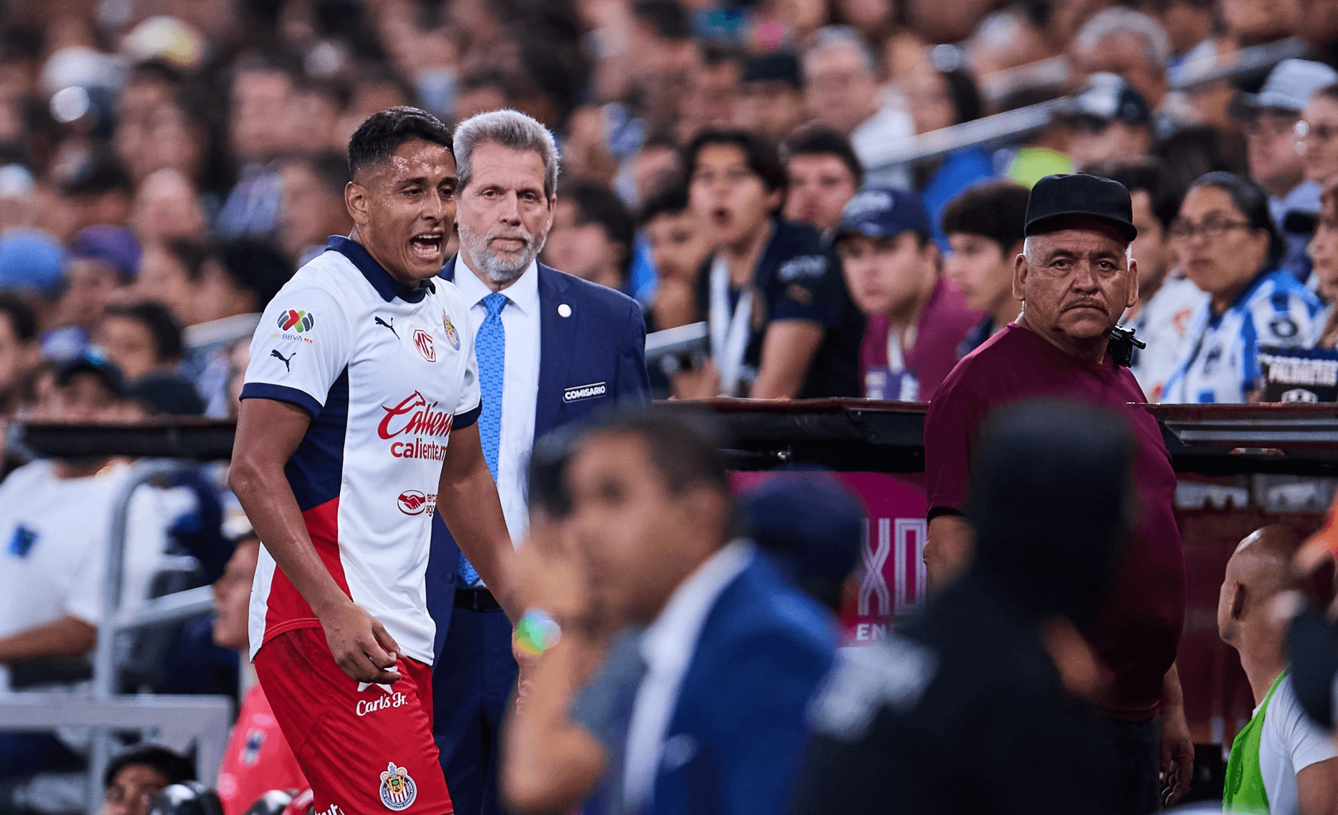 Luis Romo sale caliente del campo de juego de Rayados (Fuente: Mexsports)