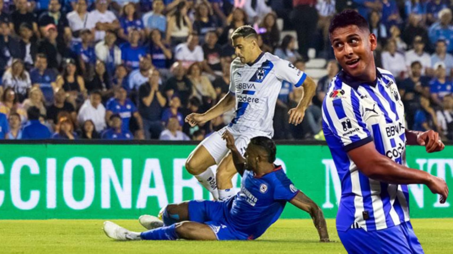 Luis Romo y jugadores de Rayados vs Cruz Azul Foto: La Razón de México