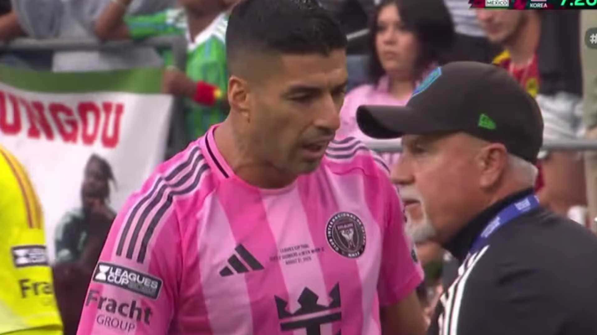 Luis Suárez y miembro del staff del Seattle Sounders