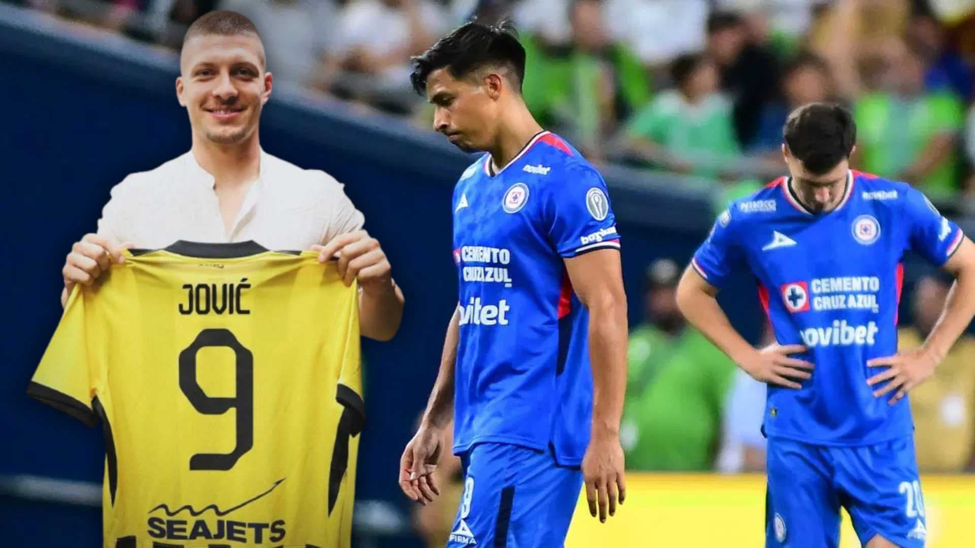 Luka Jovic y jugadores de Cruz Azul