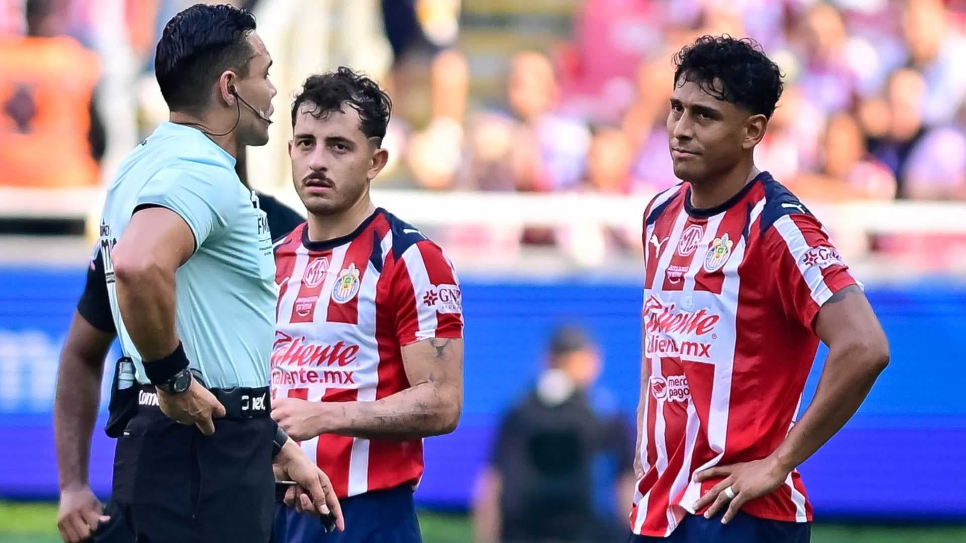 Marco Antonio Ortiz y jugadores de Chivas