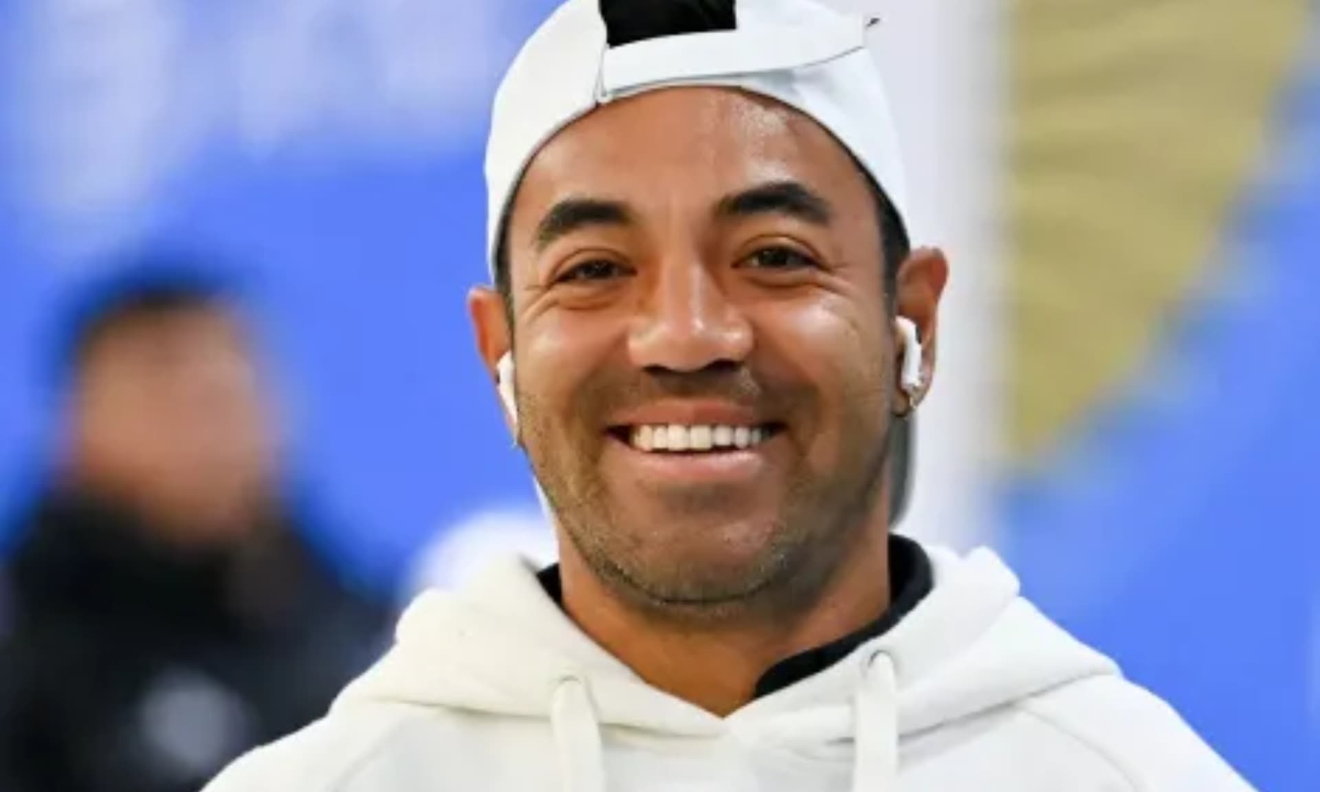 Marco Fabián sonríe mientras ingresa a un estadio / Imago