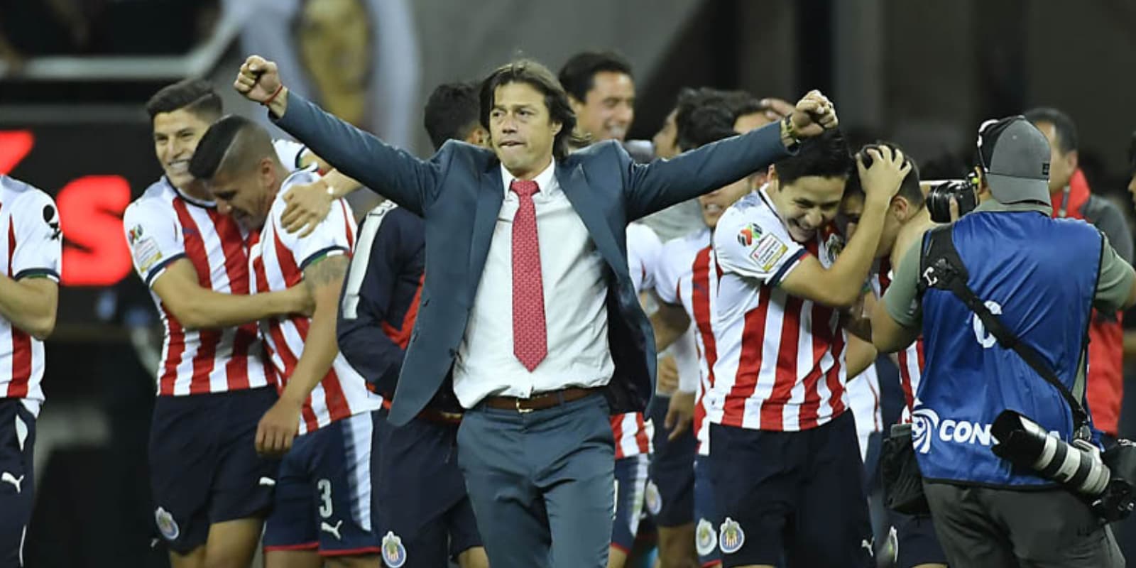 Matías Almeyda junto a futbolistas / FOTO MILENIO