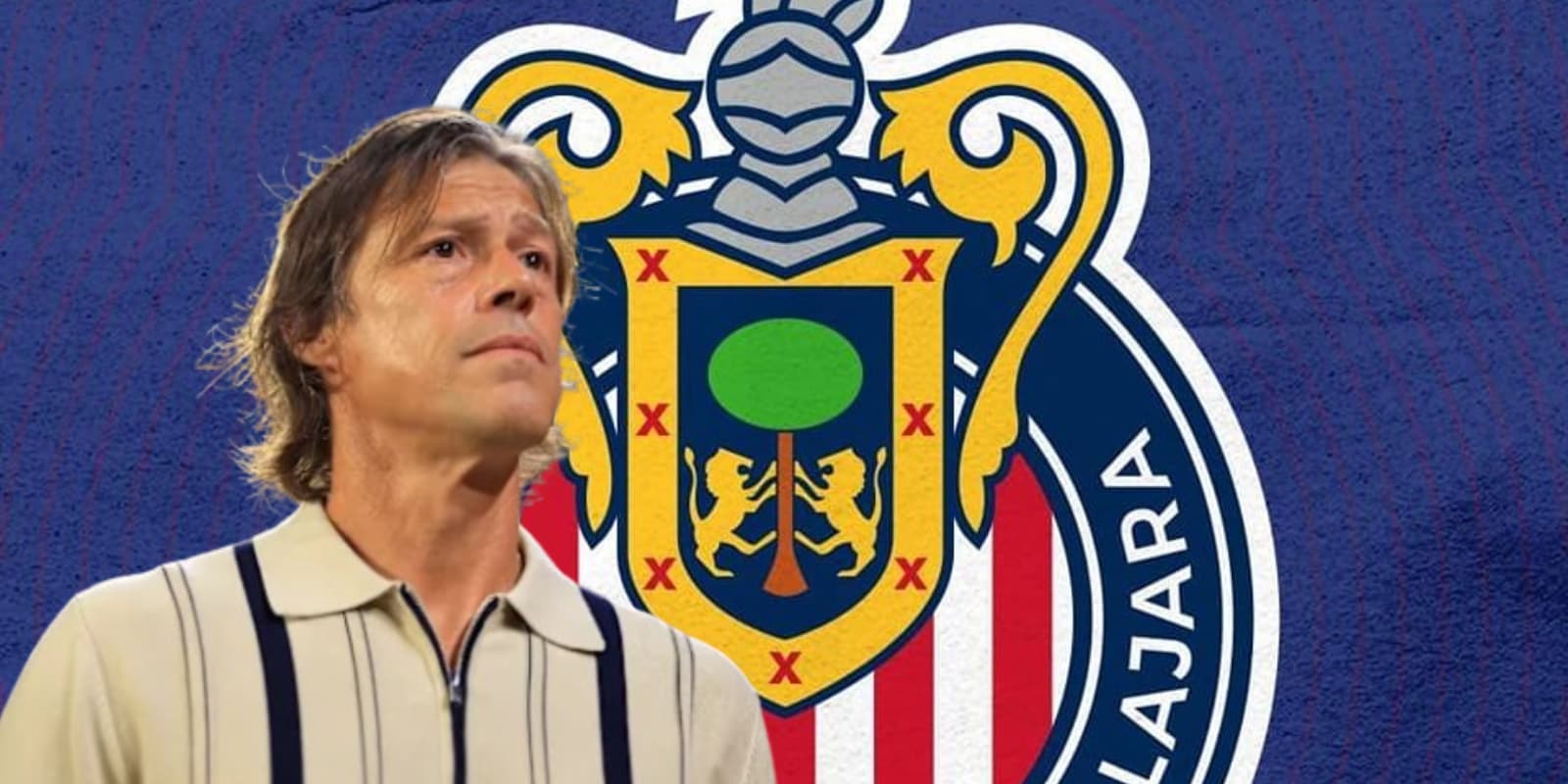 Matías Almeyda junto al escudo de Chivas / FOTO YAHOO SPORTS