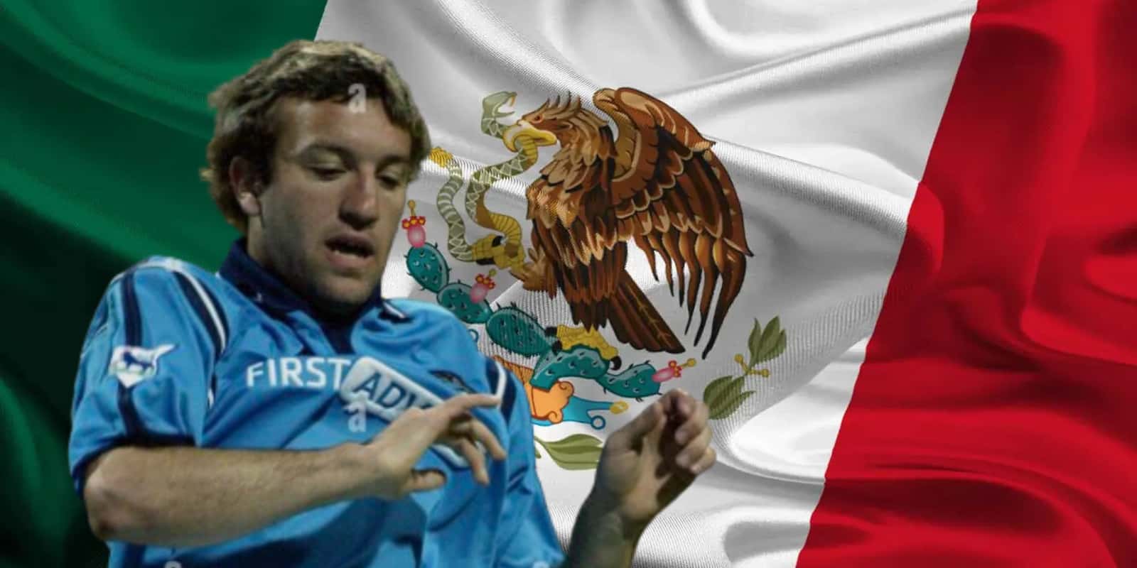 Matías Vuoso junto a la bandera del Tri / FOTO ALARMY