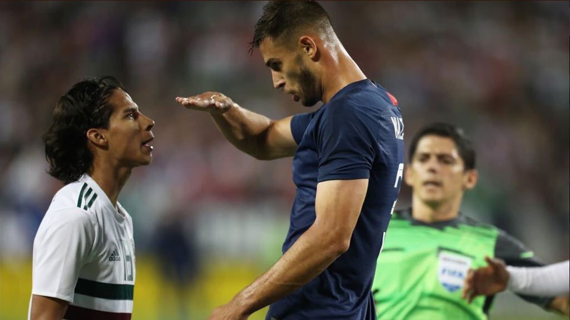 Matt Miazga regaló un balón de manera ridícula ante el Betis