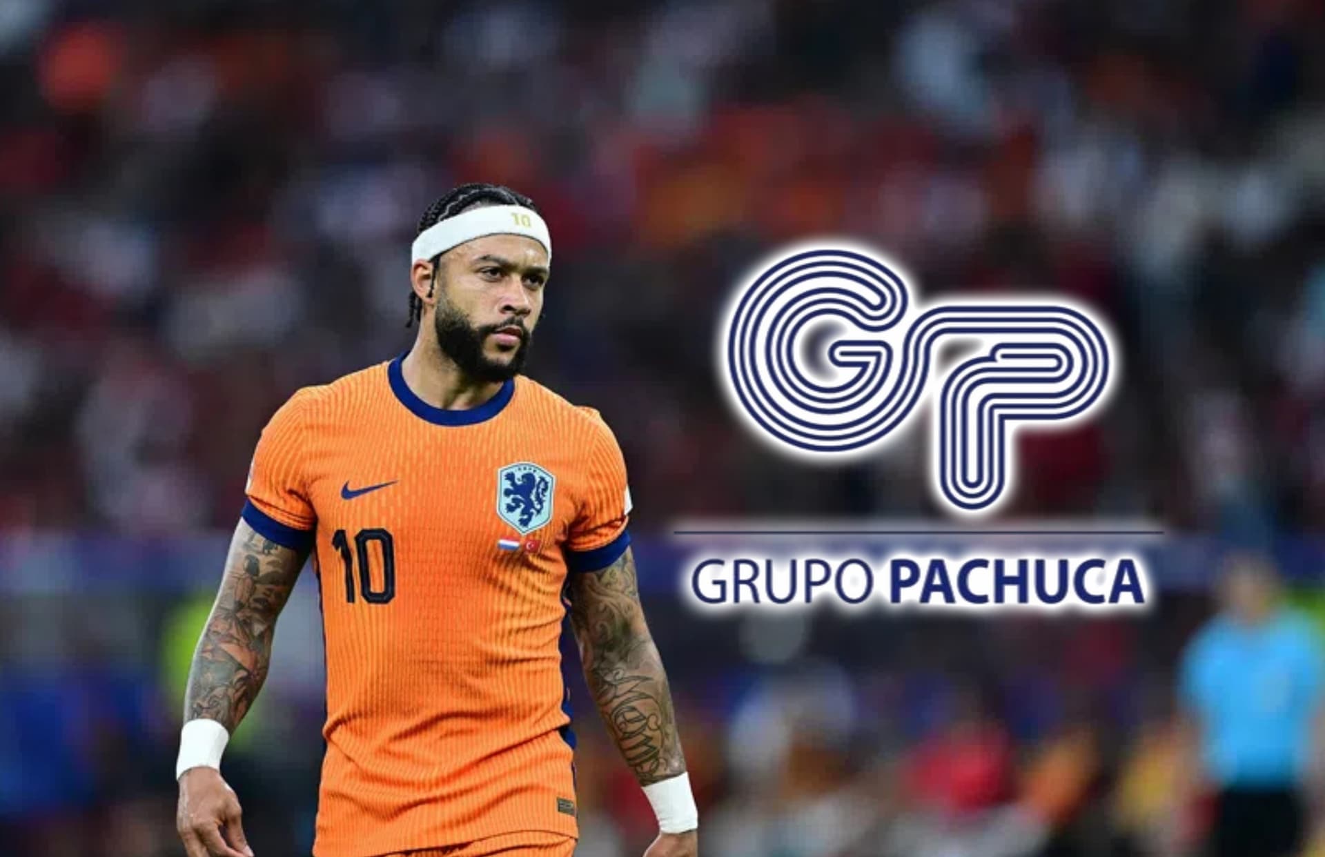 Memphis Depay y logo de Grupo Pachuca/ Foto Pro Shots.