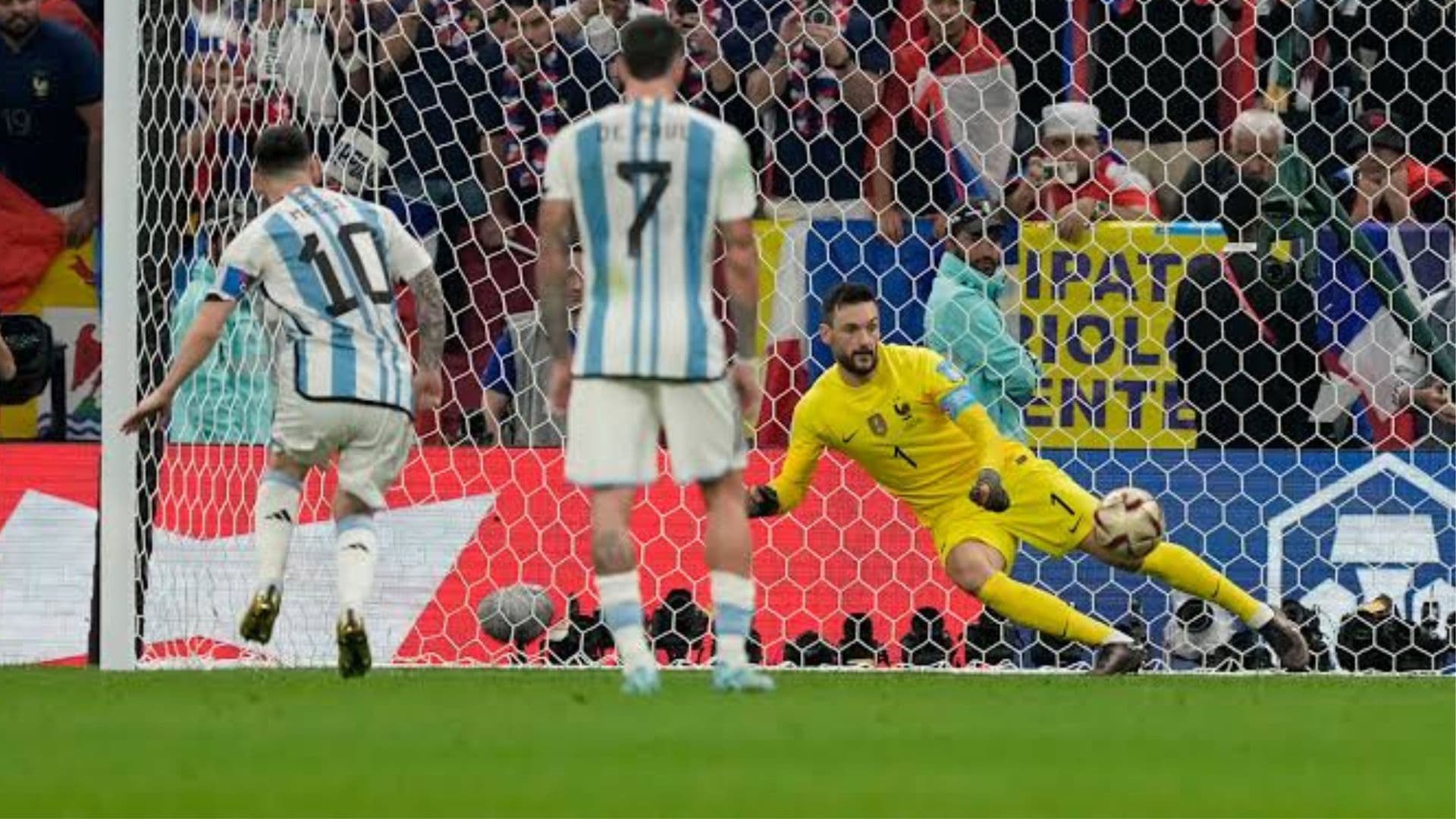 Messi en un penal vs Francia
