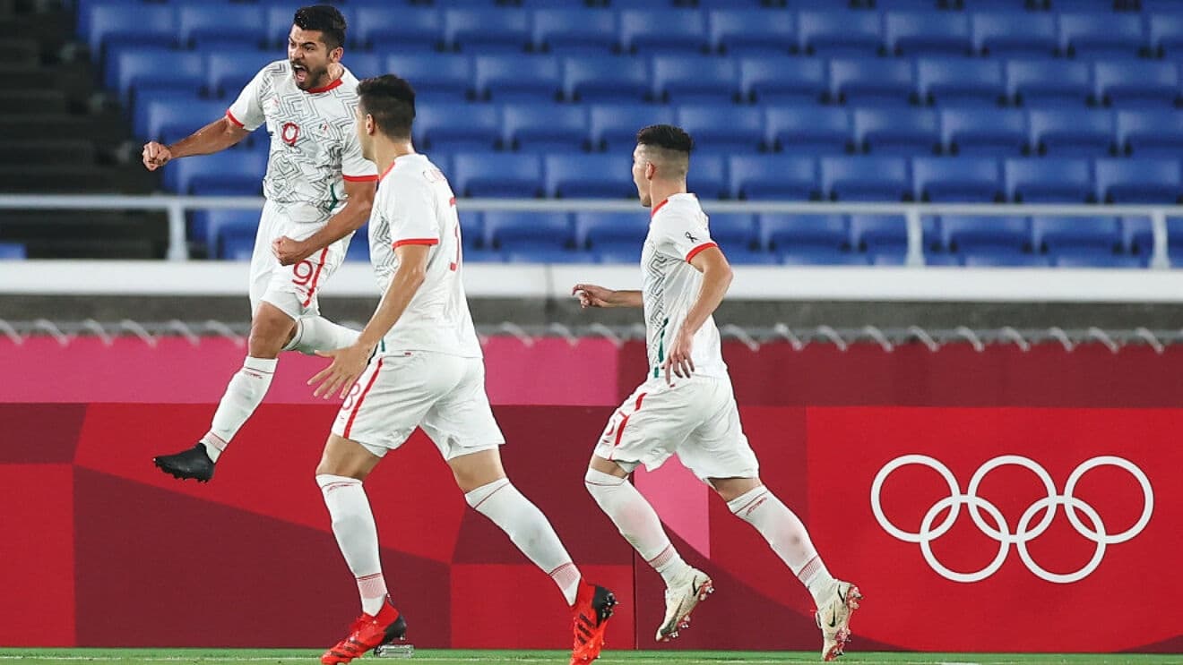 México vs.Brasil será el encuentro de lujo que se vivirá en estas semifinales de Tokio 2020. Los de Jaime Lozano quieren seguir por el buen camino y lograr competir por el Oro. Entérate cuándo y cómo ver este importante partido de El Tri.