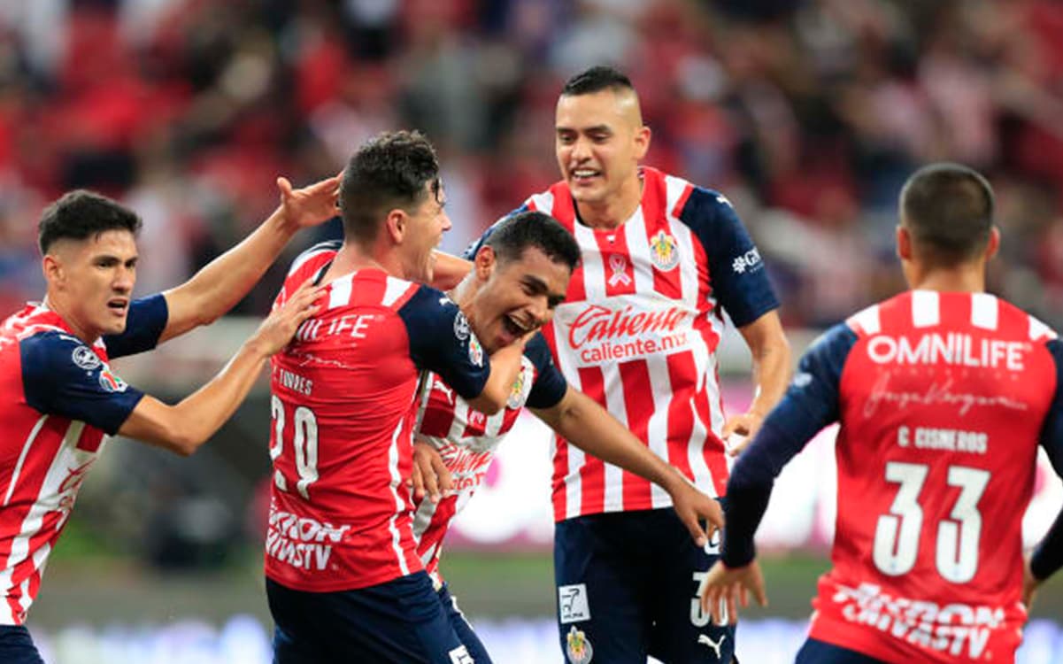 Michel Leaño no habría buscado a Erik Lira por mantener a jugadores como Sergio Flores en la media cancha de Chivas.
