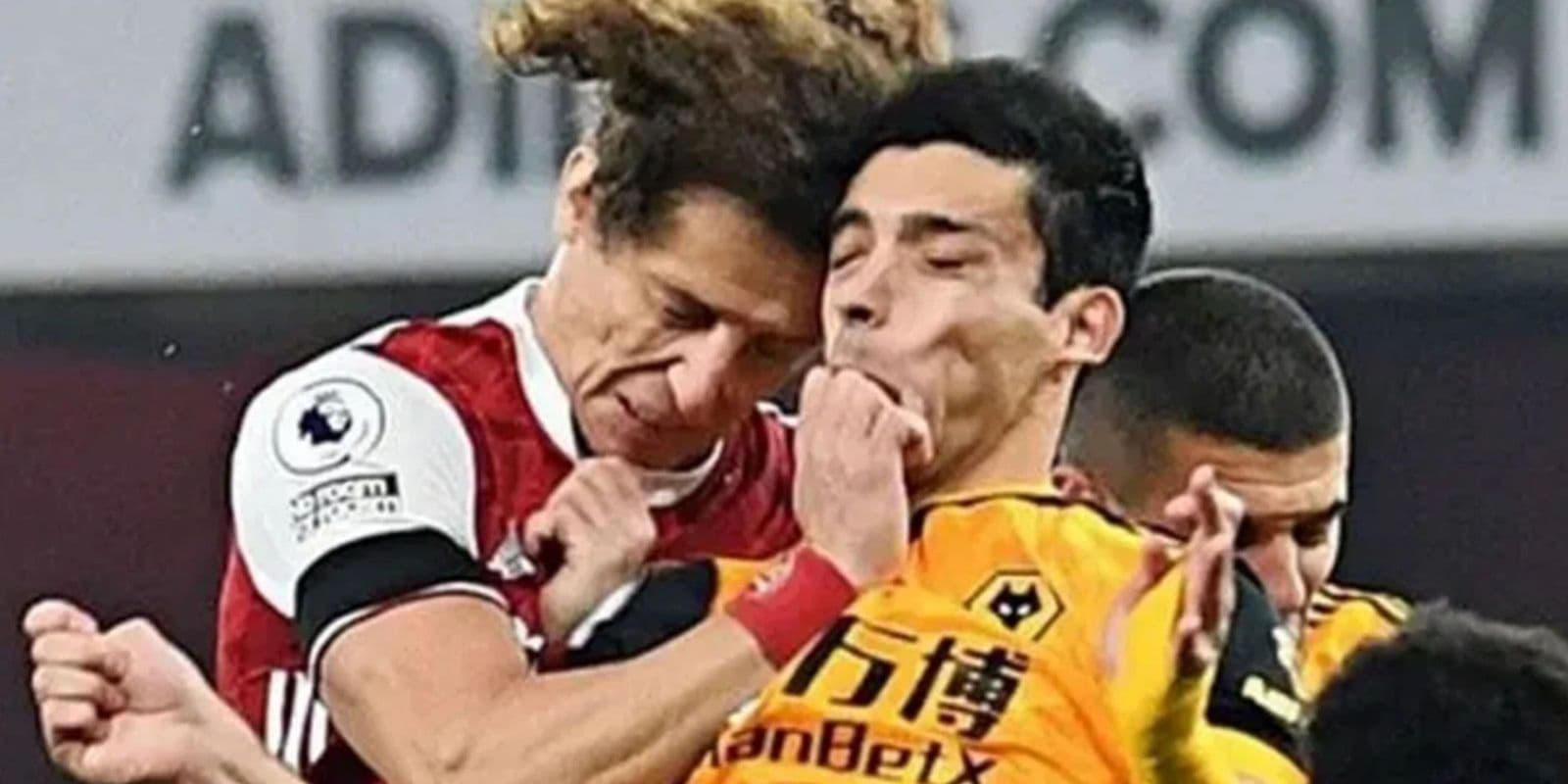 Mientras Raúl Jiménez recupera su nivel con Fulham, el karma que vive David Luiz