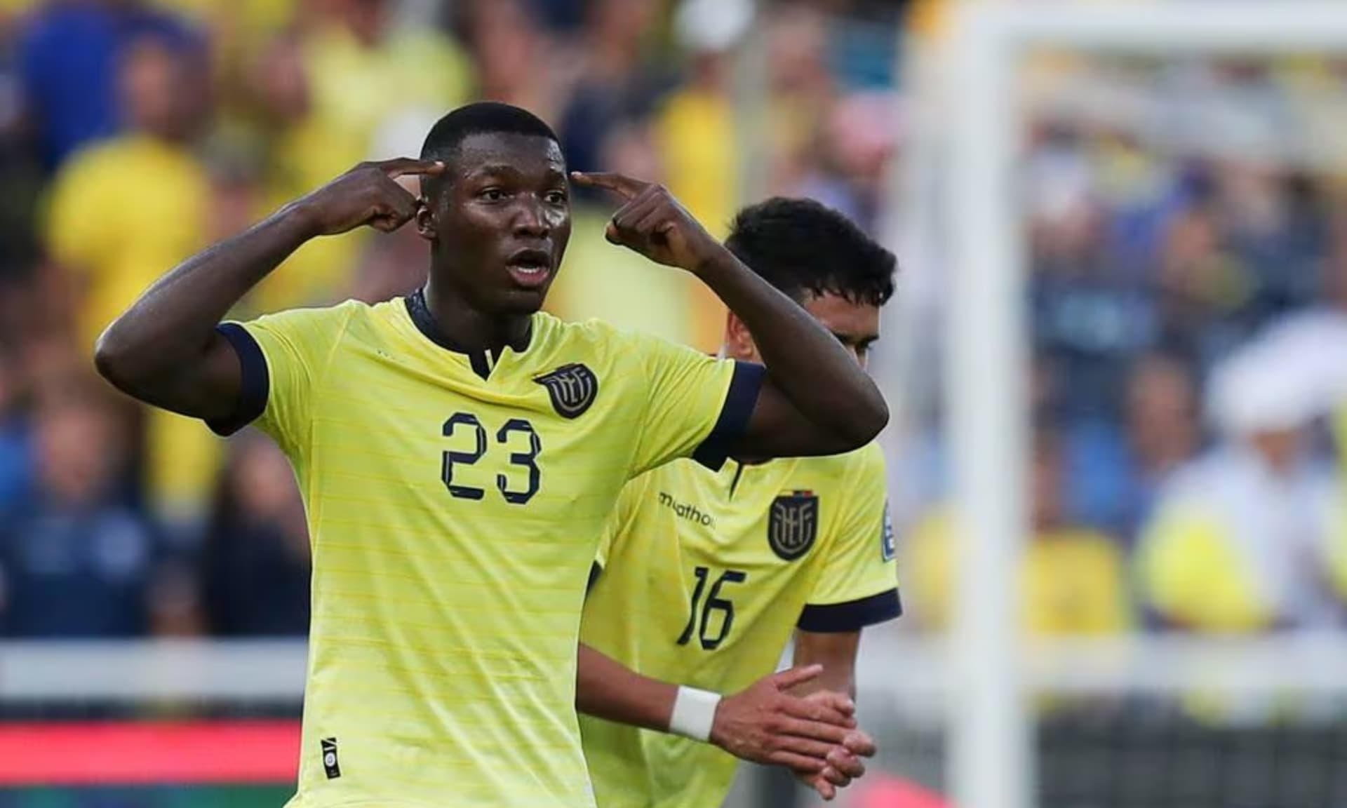 Moisés Caicedo juega con la camiseta de la selección de Ecuador (Fuente: Efe)
