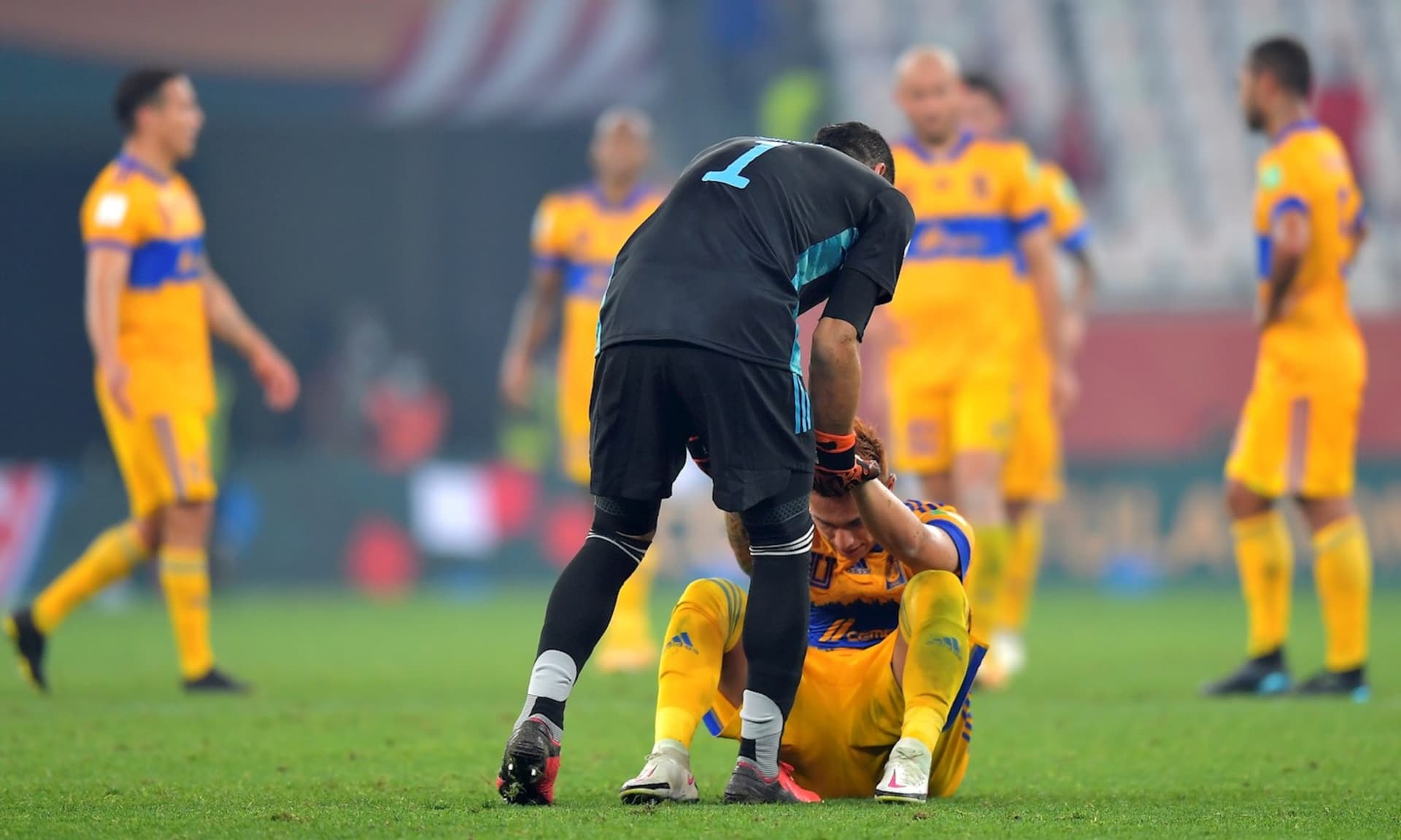 Nahuel Guzmán levanta a un jugador de Tigres en el Mundial de Clubes (Fuente: EFE)