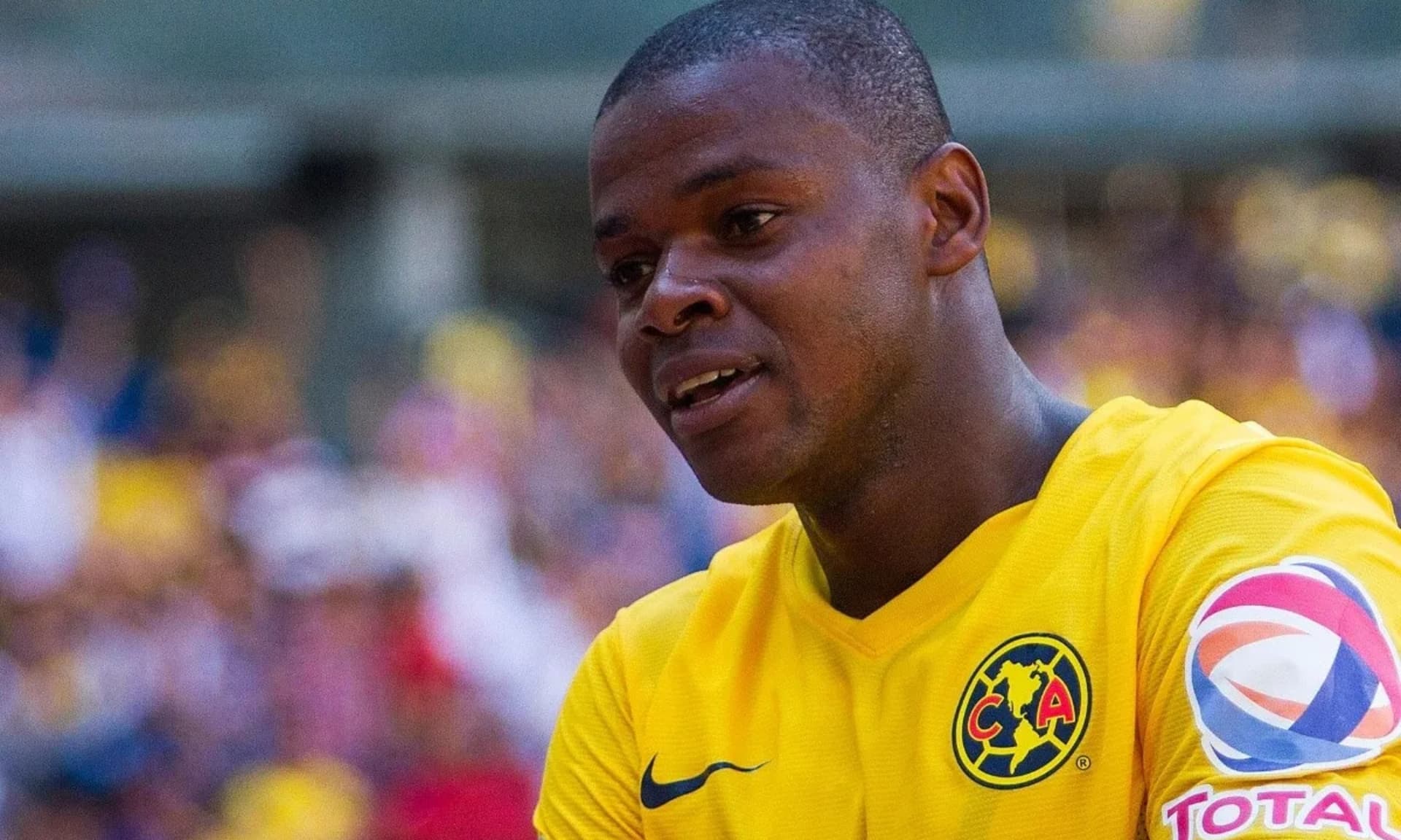 Narciso Mina jugando un partido en el estadio Azteca / El Informador