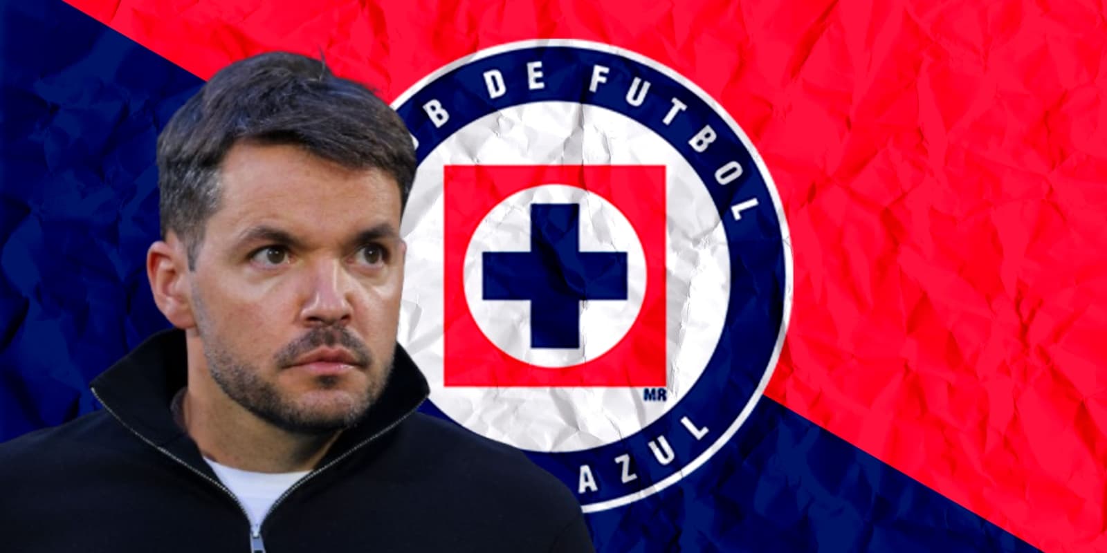 Nicolás Larcamón junto al escudo de Cruz Azul / FOTO GETTY IMAGES
