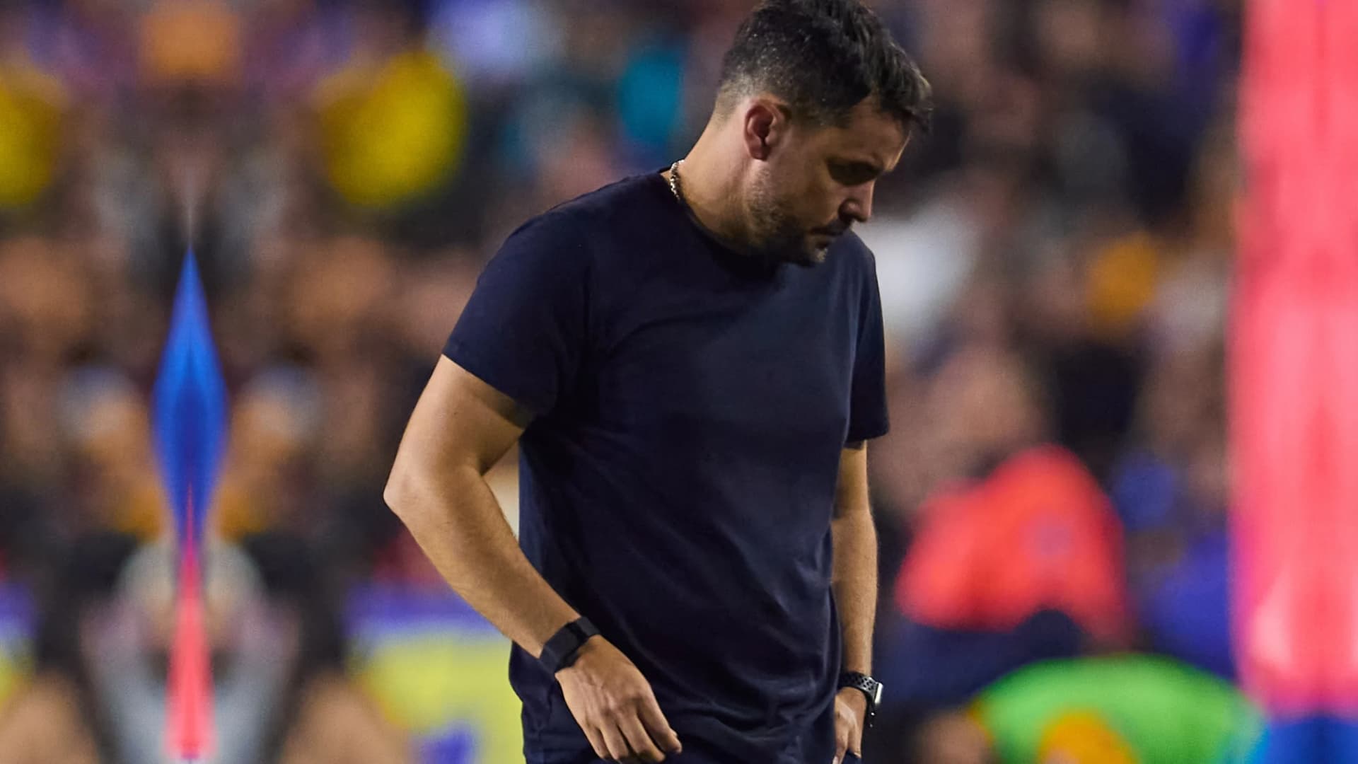 Nicolás Larcamón lamentándose tras derrota de Cruz Azul