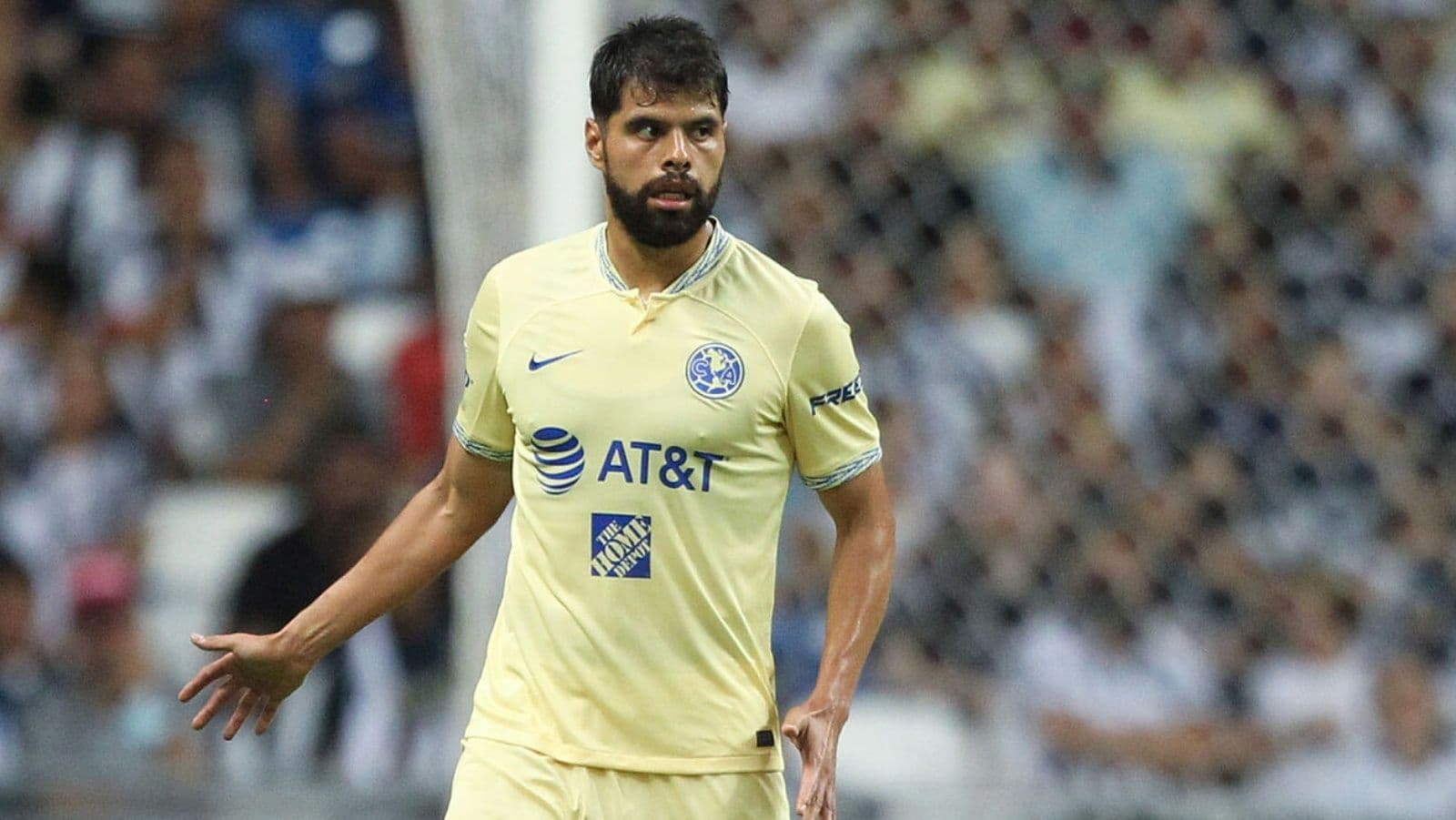 No lleva ni una temporada completa y Néstor Araujo confiesa tener problemas en América.