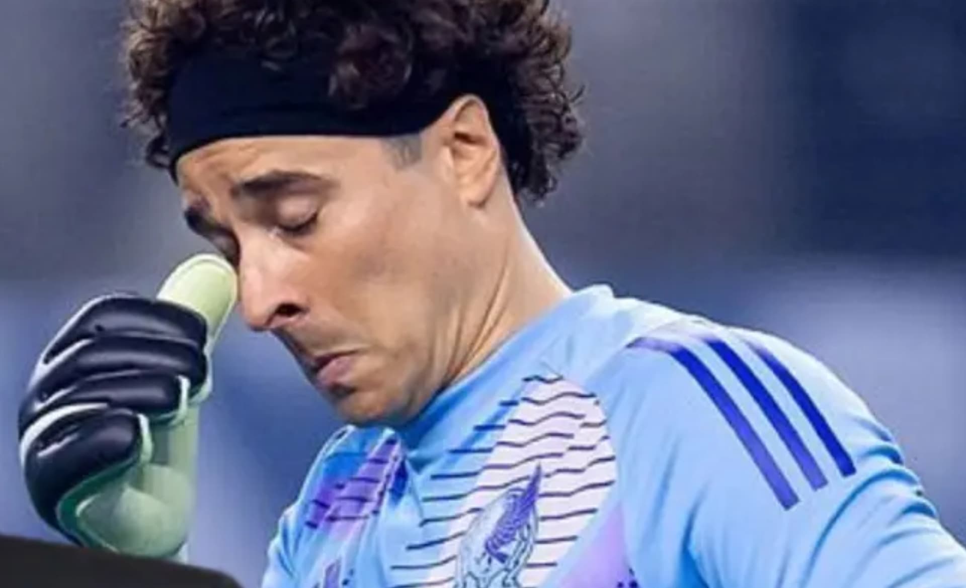 Ochoa sale del campo de juego lamentándose (Fuente: Mexsports)