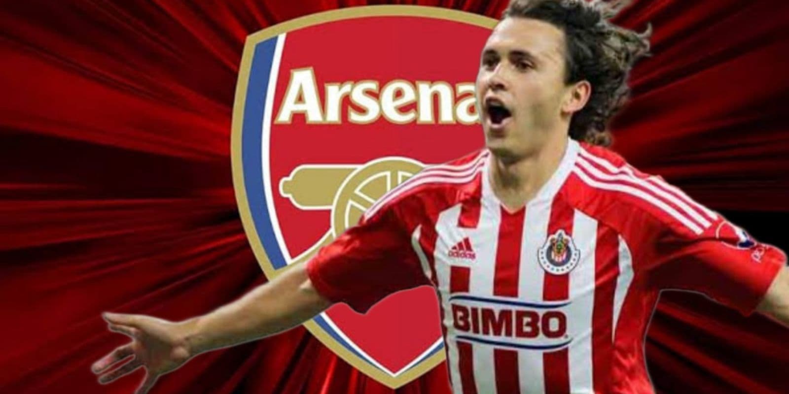 Omar Arellano con las Chivas y al fondo el escudo del Arsenal / Foto Mexsport