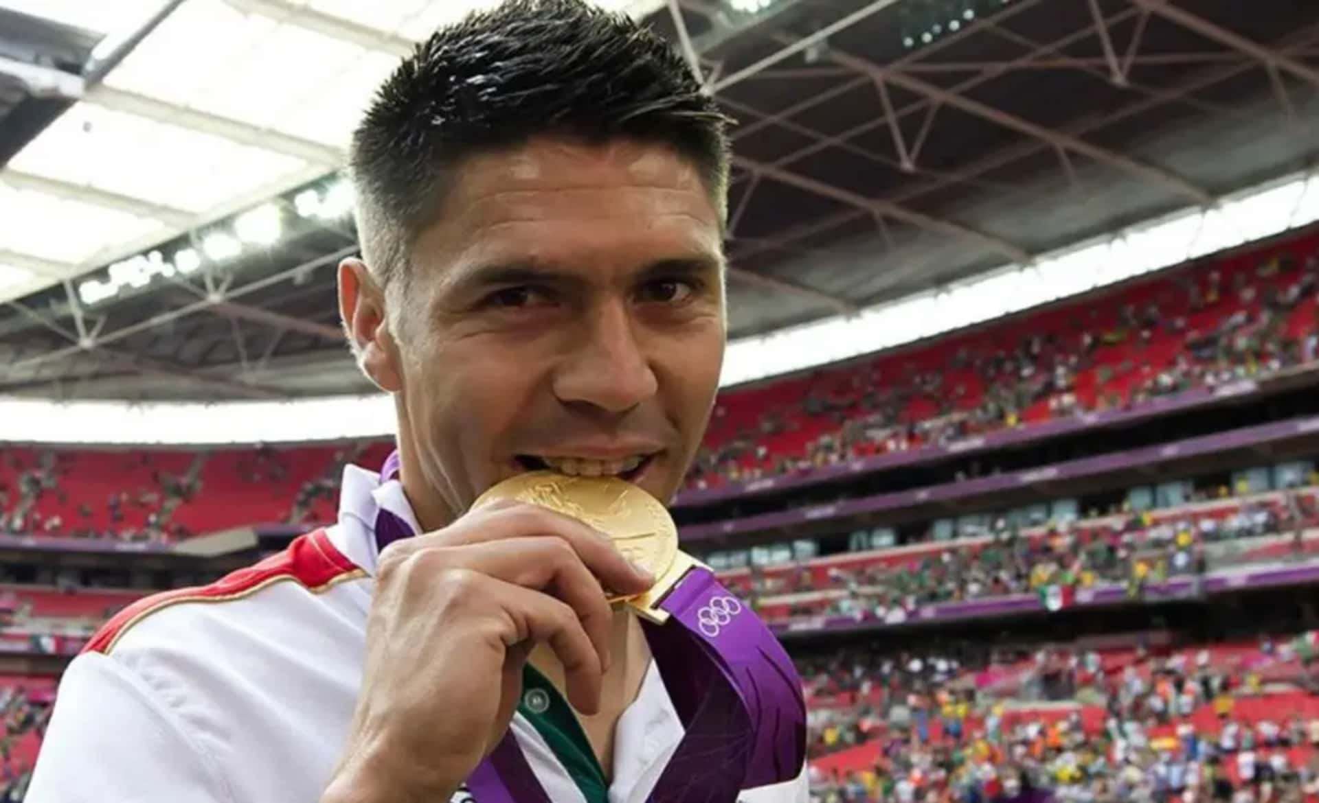 Oribe Peralta muerde medalla de oro (Fuente: El Norte)